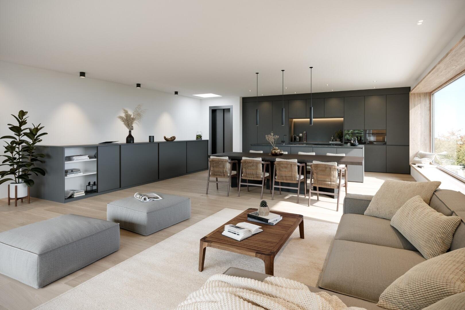 Eine moderne, offen gestaltete Küche mit Wohnbereich, ausgestattet mit dunklen Schränken, Pendelleuchten, einer großen Kücheninsel mit Esszimmerstühlen, hellen Holzböden, einem beigen Sofa und großen Fenstern, durch die viel Tageslicht hereinströmt.