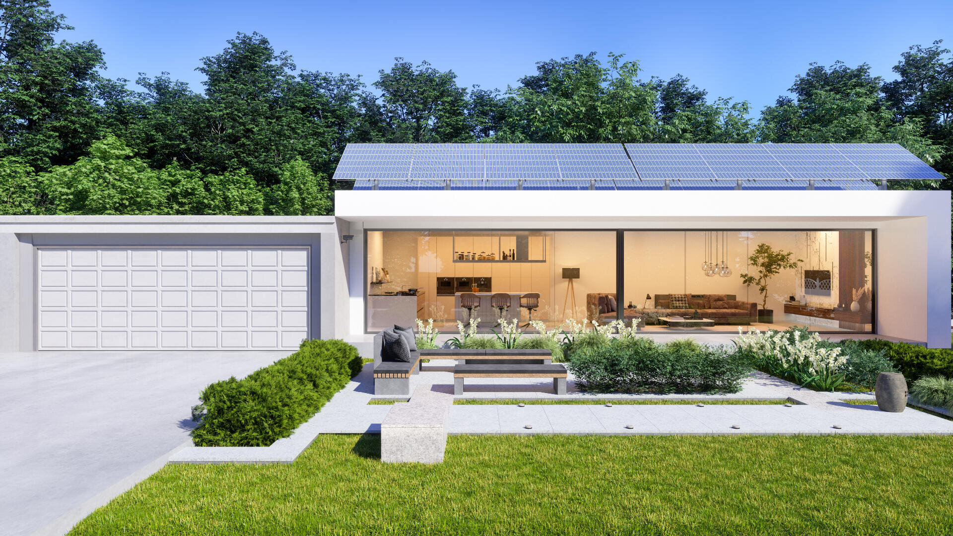 Modernes einstöckiges Haus mit großen Fenstern, Sonnenkollektoren auf dem Dach, einer Doppelgarage, einem begrünten Vorgarten und einem Sitzbereich im Freien, umgeben von Grün und Bäumen unter einem klaren blauen Himmel.