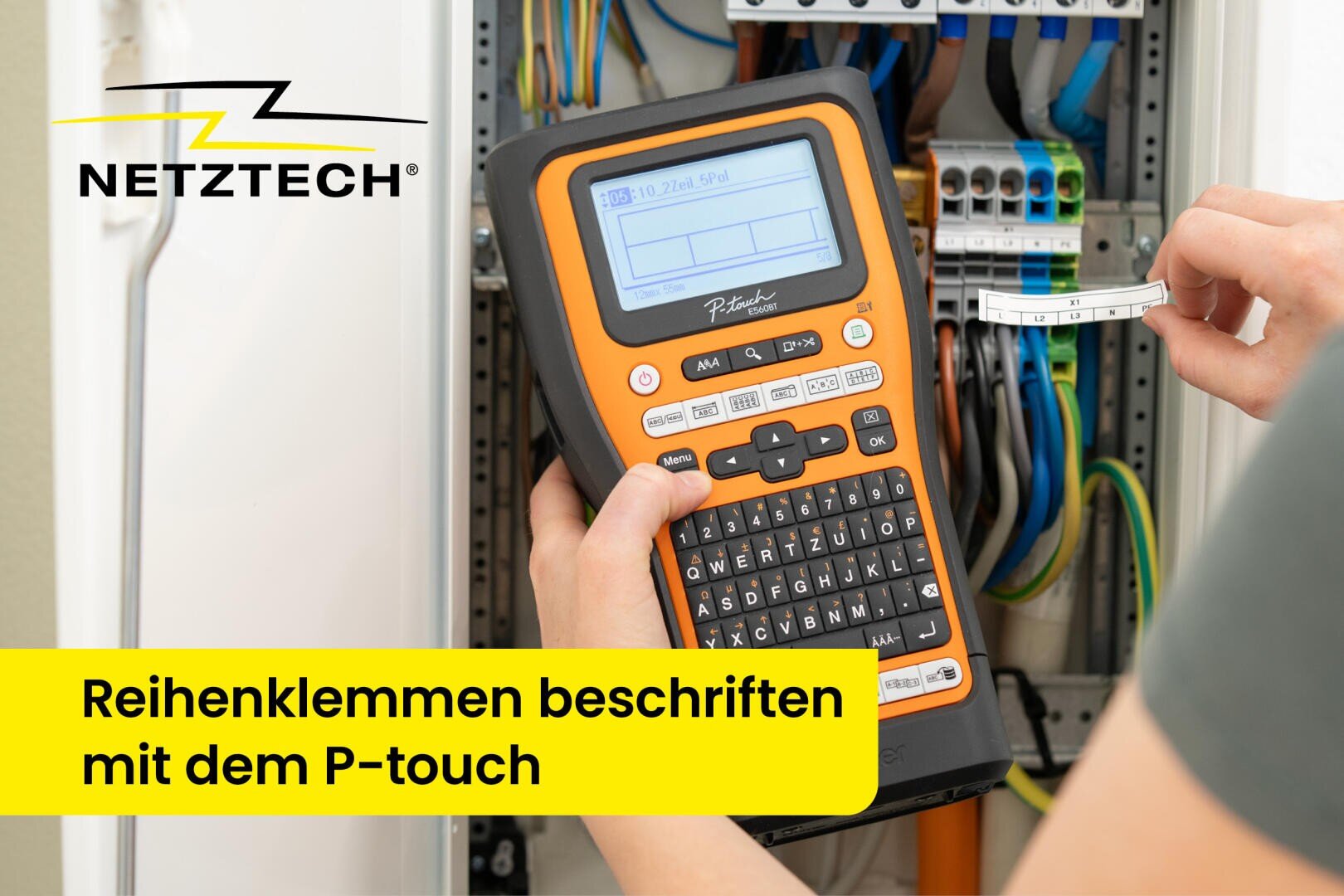Eine Person verwendet einen Etikettendrucker, um Etiketten für die Verkabelung in einem Schaltschrank zu drucken. Der Etikettendrucker zeigt Text an, und die Kabel sind im Schaltschrank übersichtlich angeordnet. Der Text auf Deutsch wirbt für die Beschriftung mit dem P-touch.