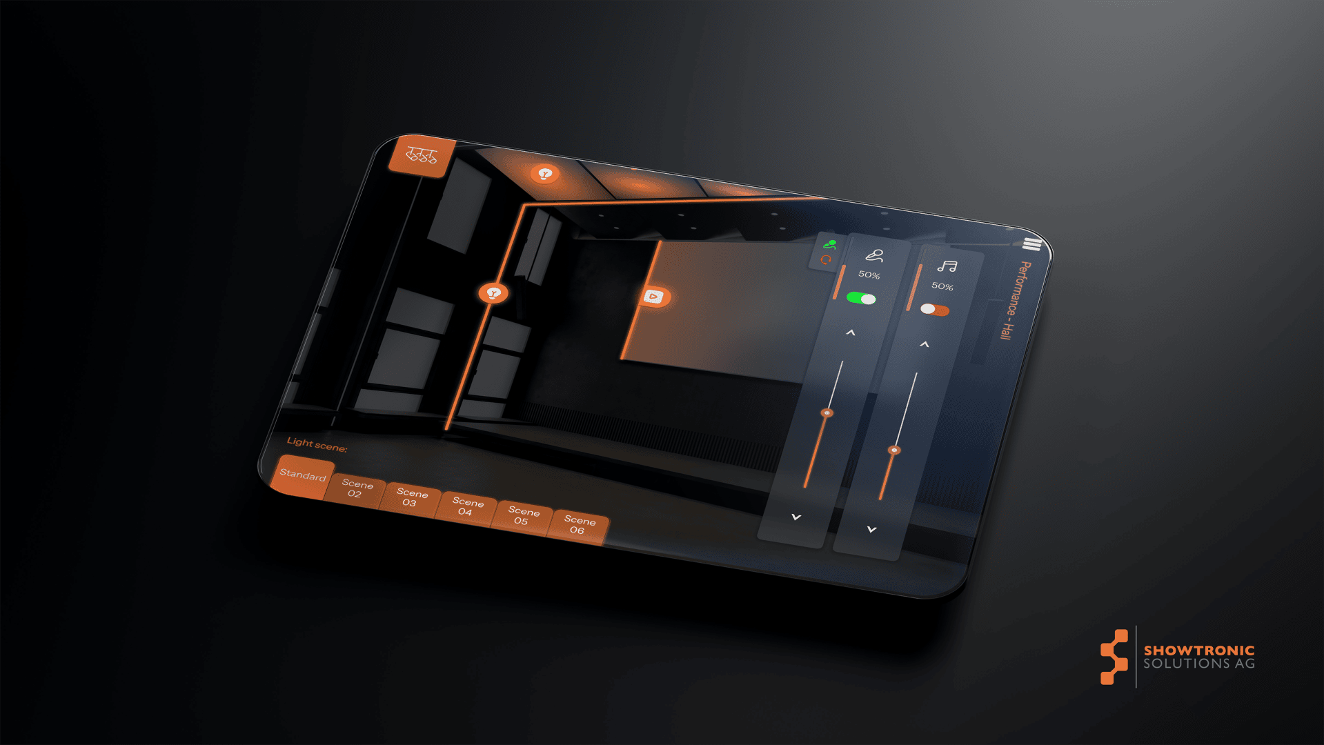 Auf einem Tablet wird eine Benutzeroberfläche zur Steuerung der Raumbeleuchtung mit Schiebereglern, Szenenoptionen und orangefarbenen Akzenten angezeigt. Das Logo der Showtronic Solutions AG befindet sich in der rechten unteren Ecke.