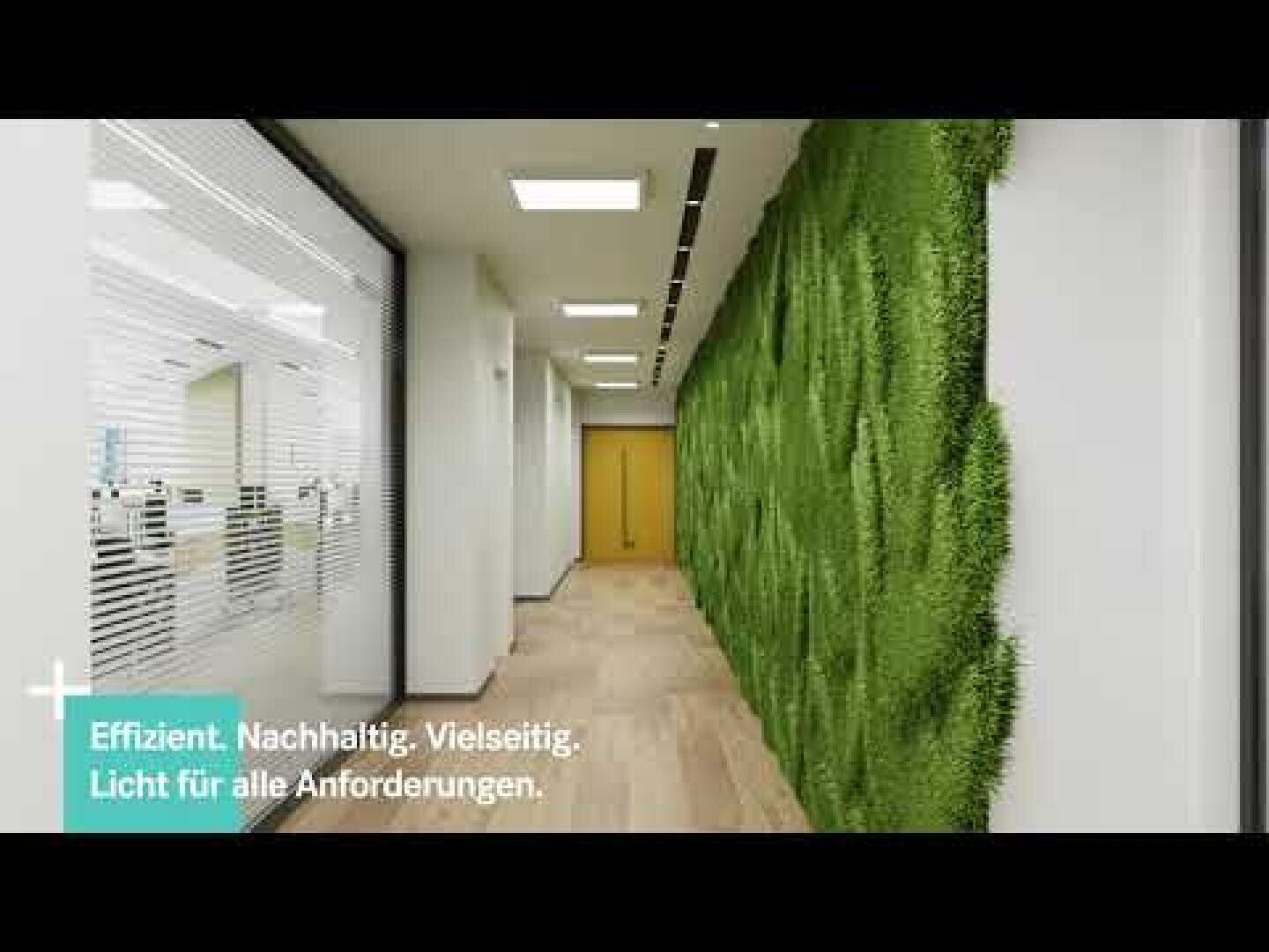 Ein moderner Flur mit einer grünen vertikalen Pflanzenwand auf der rechten Seite, gläsernen Bürowänden auf der linken Seite, Holzböden und einer gelben Tür am Ende. Der deutsche Text lautet: Effizient. Nachhaltig. Vielseitig. Licht für alle Anforderungen.