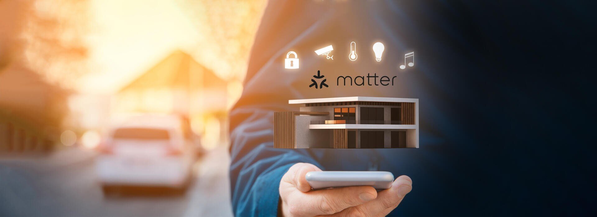 Eine Person hält ein Smartphone in der Hand, über dem ein 3D-Modell eines Smart Homes schwebt, umgeben von Symbolen für Smart-Home-Geräte und dem Matter-Logo, das für Smart-Home-Automatisierungstechnologie steht.