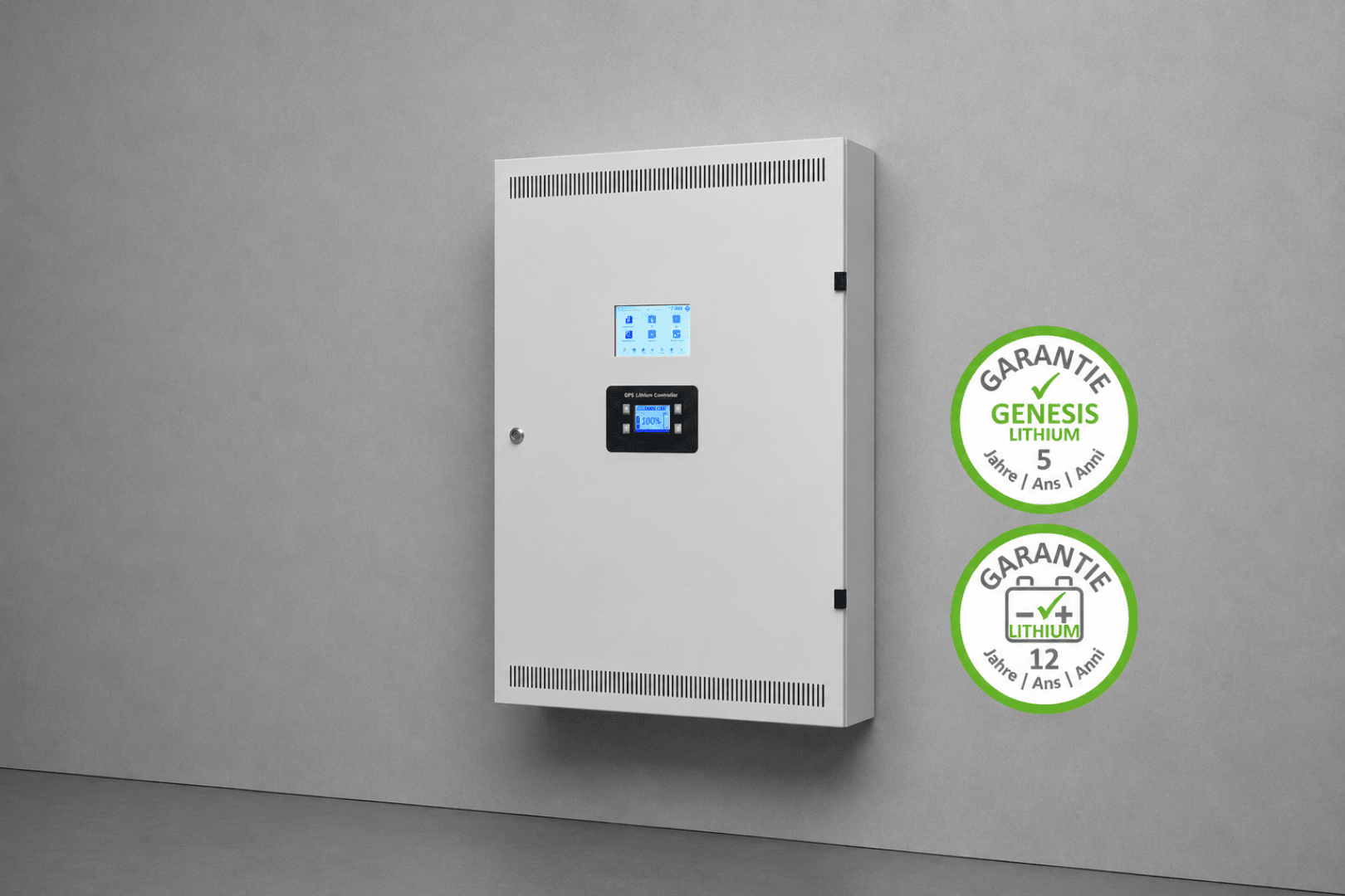 Sur un mur gris est fixé un pupitre de commande électrique blanc avec un écran numérique. À côté, deux plaques de garantie vertes pour les batteries au lithium sont apposées, valables pour 5 et 12 ans.