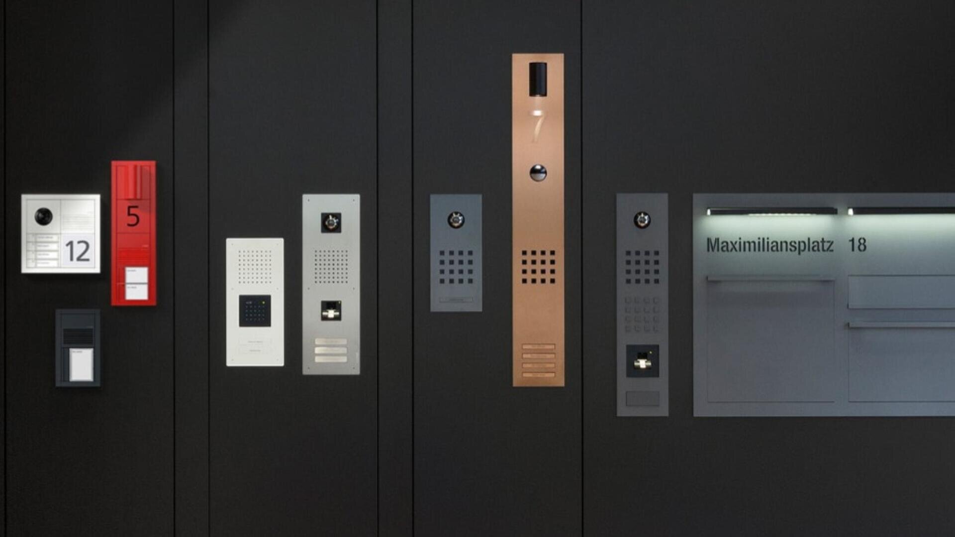 An einer dunklen Wand ist eine Reihe moderner Türsprechanlagen in verschiedenen Formen, Größen und Farben angebracht.
