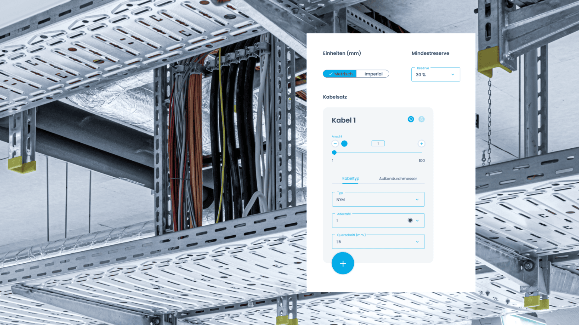 Eine digitale Schnittstelle für das Kabelmanagement wird über das Foto einer Industriedecke mit Metallkabelrinnen und verschiedenen Kabeln gelegt. Die Schnittstelle zeigt die Maßeinheiten, die Mindestreserve und die Einstellungen der Kabeldetails an.