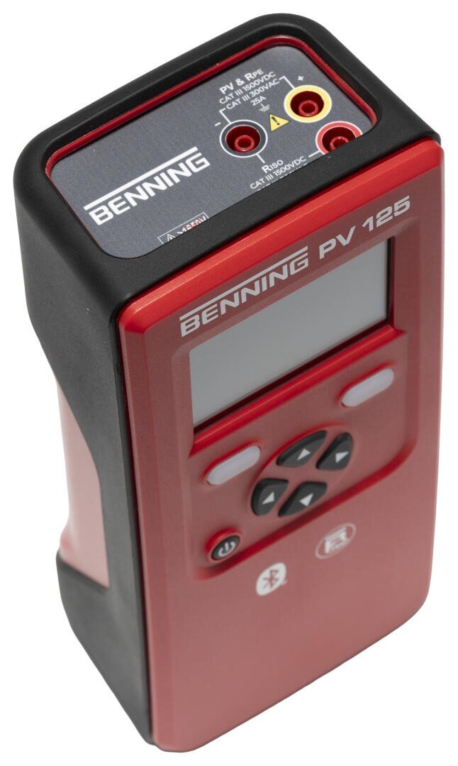 Ein tragbares elektrisches Benning PV 125 Gerät mit einem Bildschirm, Tasten und beschrifteten Eingangsanschlüssen in einem rot-schwarzen Gehäuse.