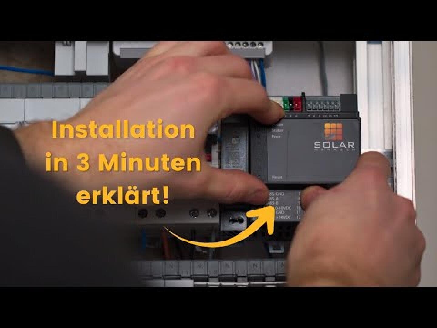 Die Hände einer Person installieren ein Gerät der Marke SOLAR in einer elektrischen Schalttafel. Der deutsche Text lautet Installation in 3 Minuten erklärt! und ein gelber Pfeil zeigt auf das Gerät.