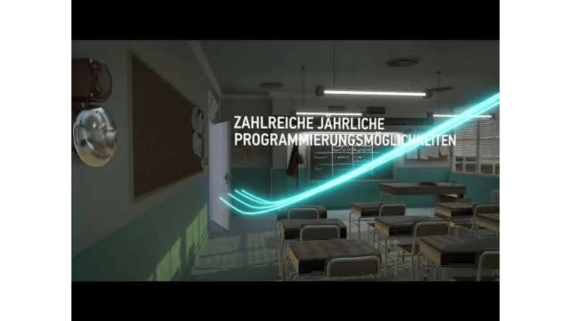 Ein Klassenzimmer mit leeren Tischen und Stühlen, grünen Wänden und einer schwarzen Tafel. Eine blau glühende Linie verläuft quer durch den Raum. Der deutsche Text lautet wie folgt: ZAHLREICHE JÄHRLICHE PROGRAMMIERUNGSMÖGLICHKEITEN.
