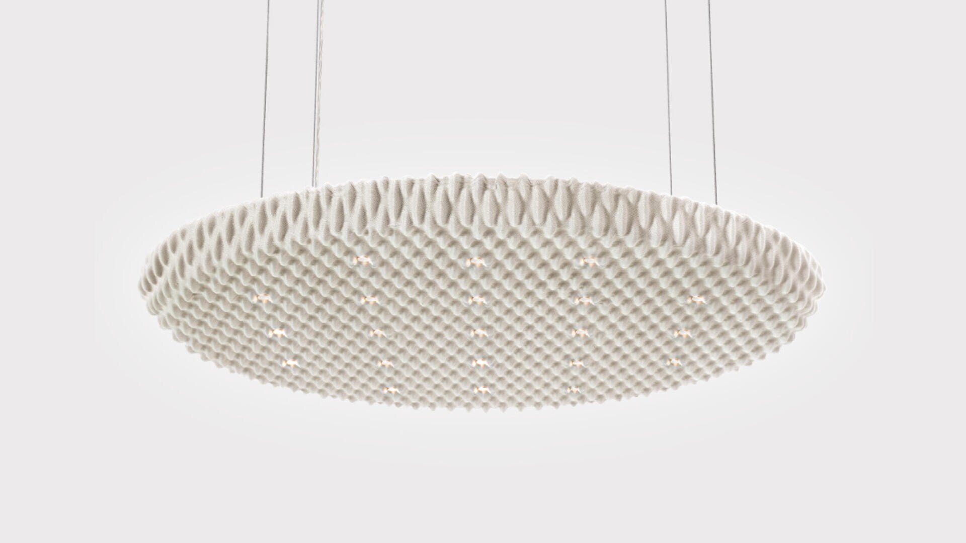 Eine große, runde Pendelleuchte mit einem strukturierten, geometrischen Oberflächenmuster, die an vier dünnen Kabeln von der Decke hängt, vor einem schlichten weißen Hintergrund.