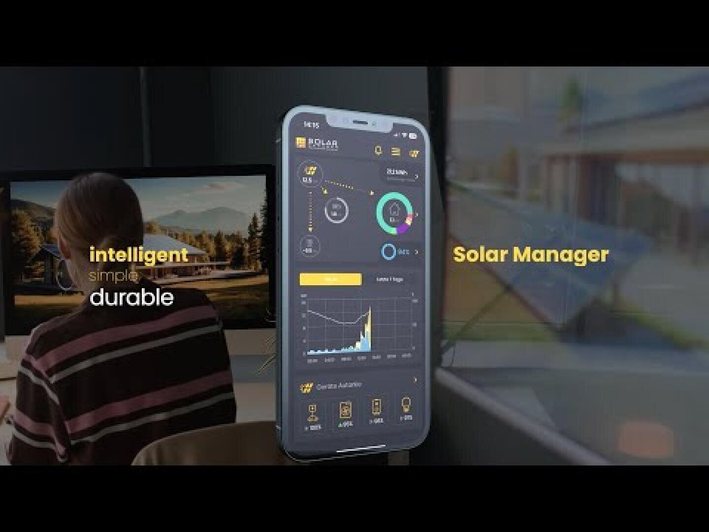 Un smartphone affiche une application de gestion de l'énergie solaire avec des graphiques et des données. En arrière-plan, une personne est assise à un bureau et utilise un ordinateur. Le texte de l'image indique "intelligent, smart, durable" et "Solar Manager".