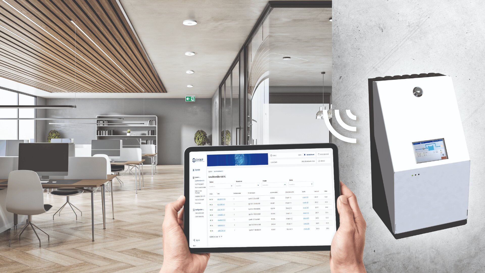 Eine Person hält ein Tablet, auf dem Daten in einem modernen Büro angezeigt werden; an der Wand befindet sich ein weißes elektronisches Gerät mit einem Bildschirm, das drahtlose Signale aussendet, was auf Fernüberwachung oder intelligente Bürotechnologie hindeutet.