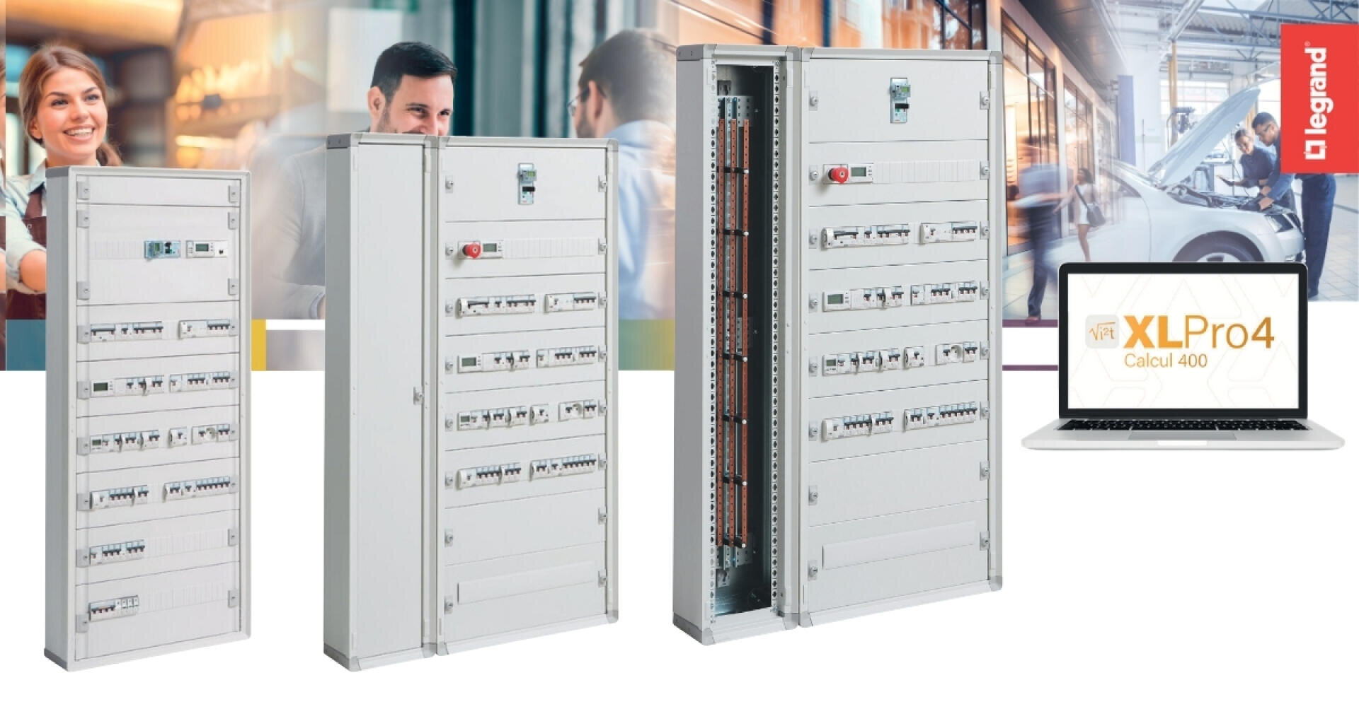 Trois armoires de distribution électrique blanches sont montrées sous différents angles. En arrière-plan, des personnes sourient et discutent. A droite, un ordinateur portable XLPro4 Calcul 400 affiche le logo Legrand.