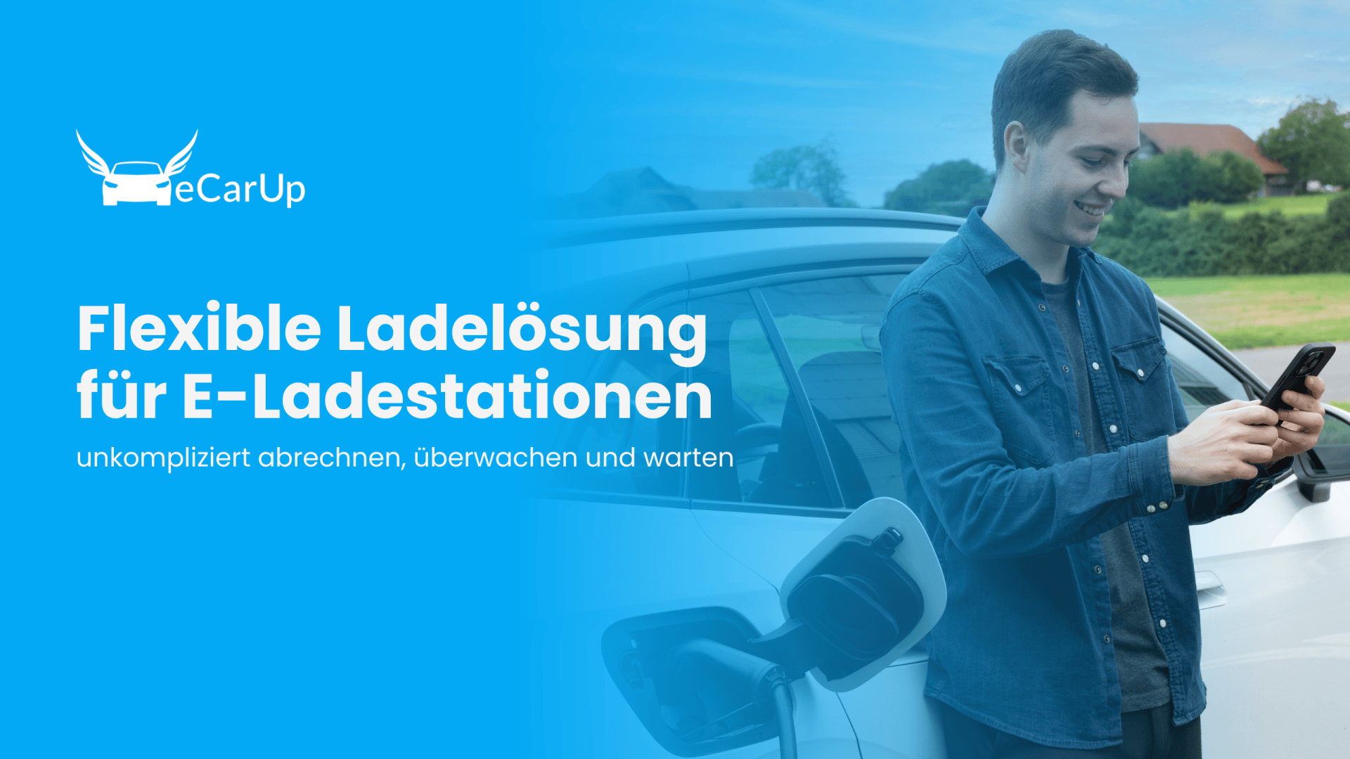 Ein Mann steht neben einer Ladestation für Elektroautos, lächelt und benutzt sein Smartphone. Der Text auf der linken Seite lautet: "Flexible Ladelösung für E-Ladestationen - unkompliziert abrechnen, überwachen und warten", darüber das eCarUp-Logo.