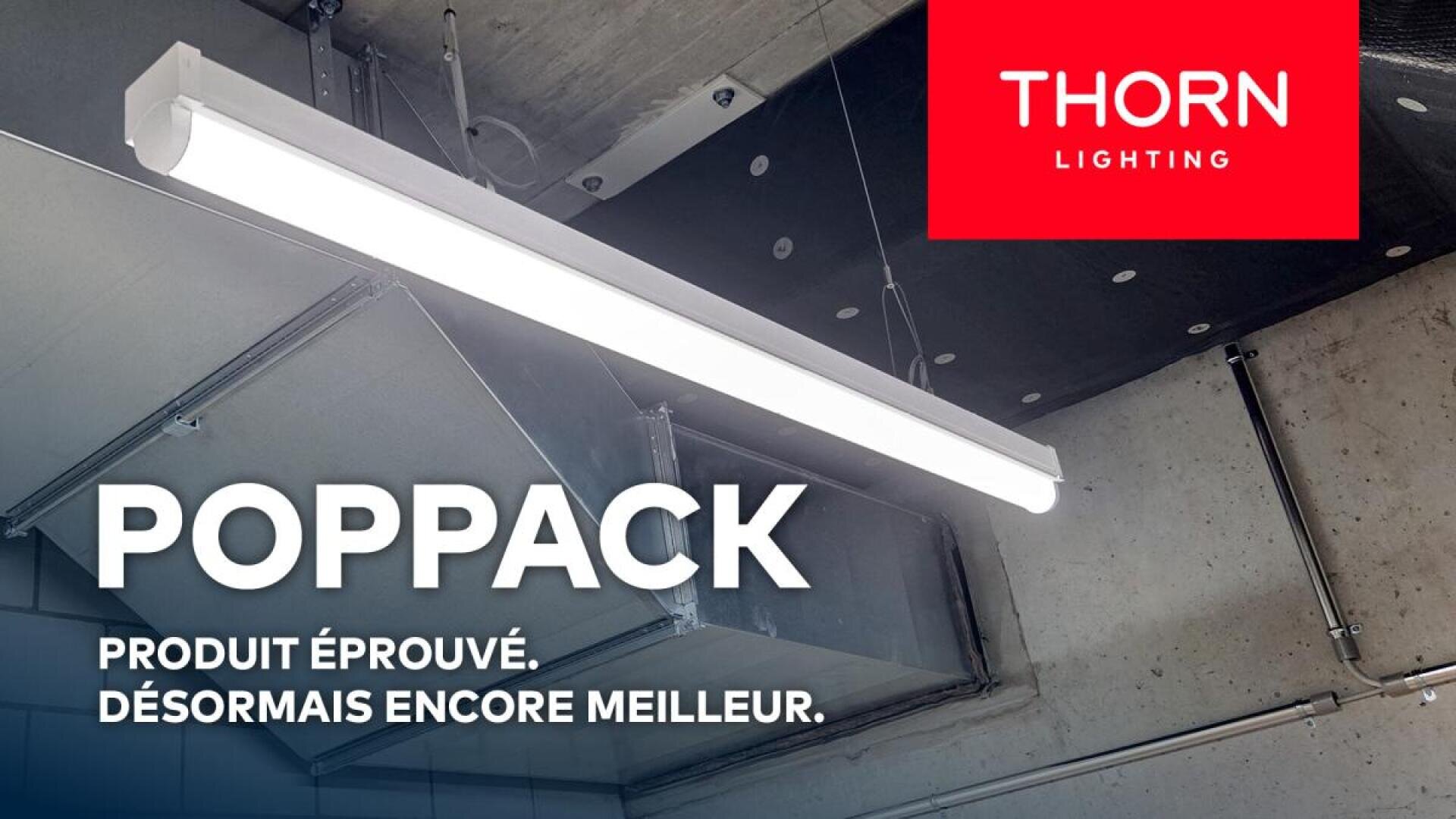 Un luminaire LED fluorescent est fixé au plafond d'un local industriel. On peut y lire : « POPPACK - Produit éprouvé, désormais encore meilleur ». Le logo de Thorn Lighting apparaît dans le coin supérieur droit.