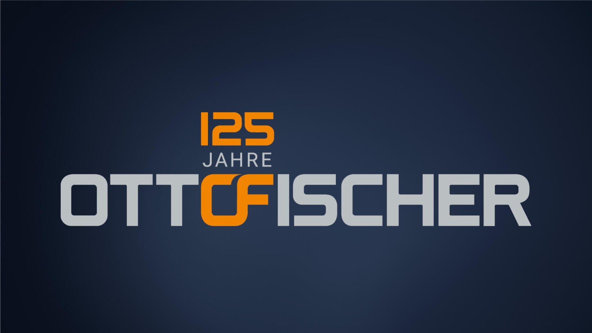 Dunkelblauer Hintergrund mit dem Text 125 Jahre Otto Fischer in fetten, modernen grauen und orangefarbenen Buchstaben. 125 Jahre steht über Otto Fischer, wobei die Buchstaben OF in Orange hervorgehoben sind.