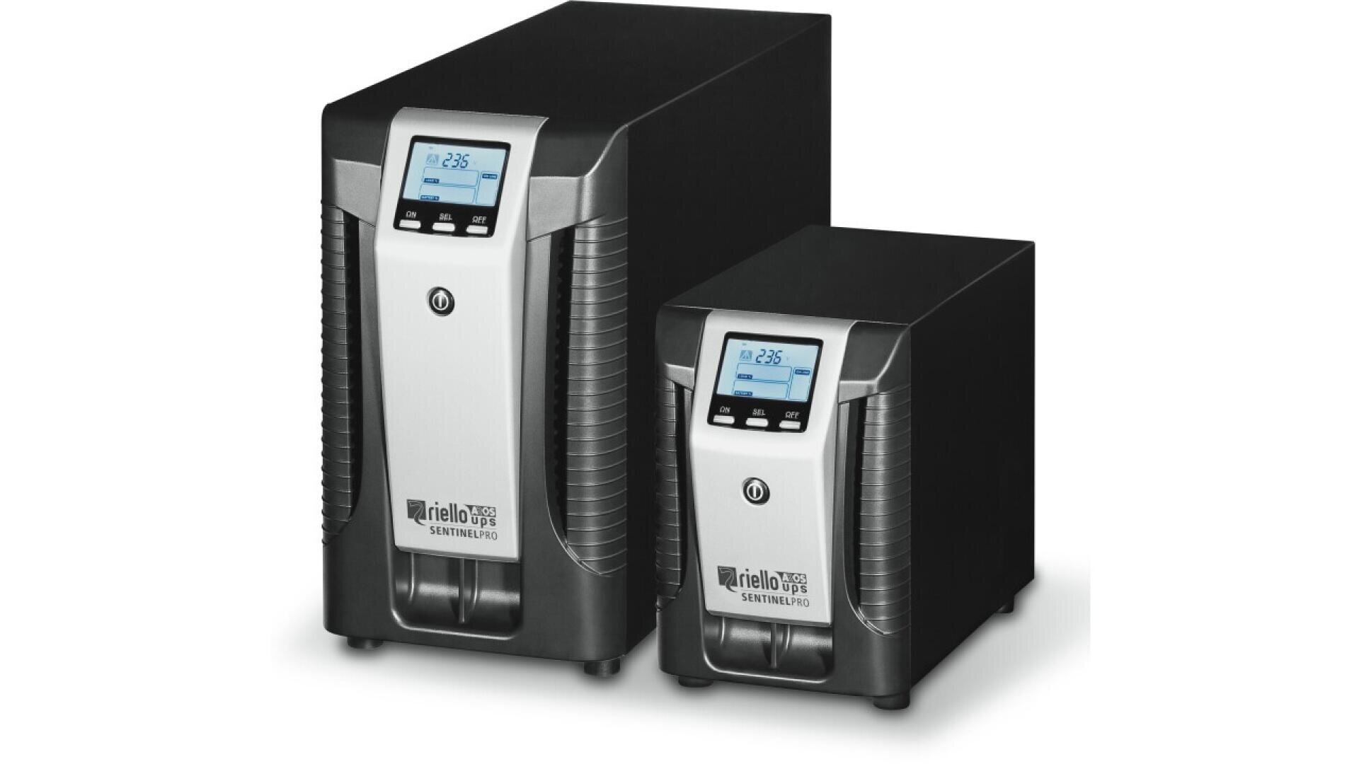 Deux unités d'alimentation sans interruption (ASI) noires et argentées avec écrans d'affichage numériques sont présentées côte à côte sur un fond blanc. Les écrans affichent des informations et la marque Riello UPS est visible sur les deux unités.