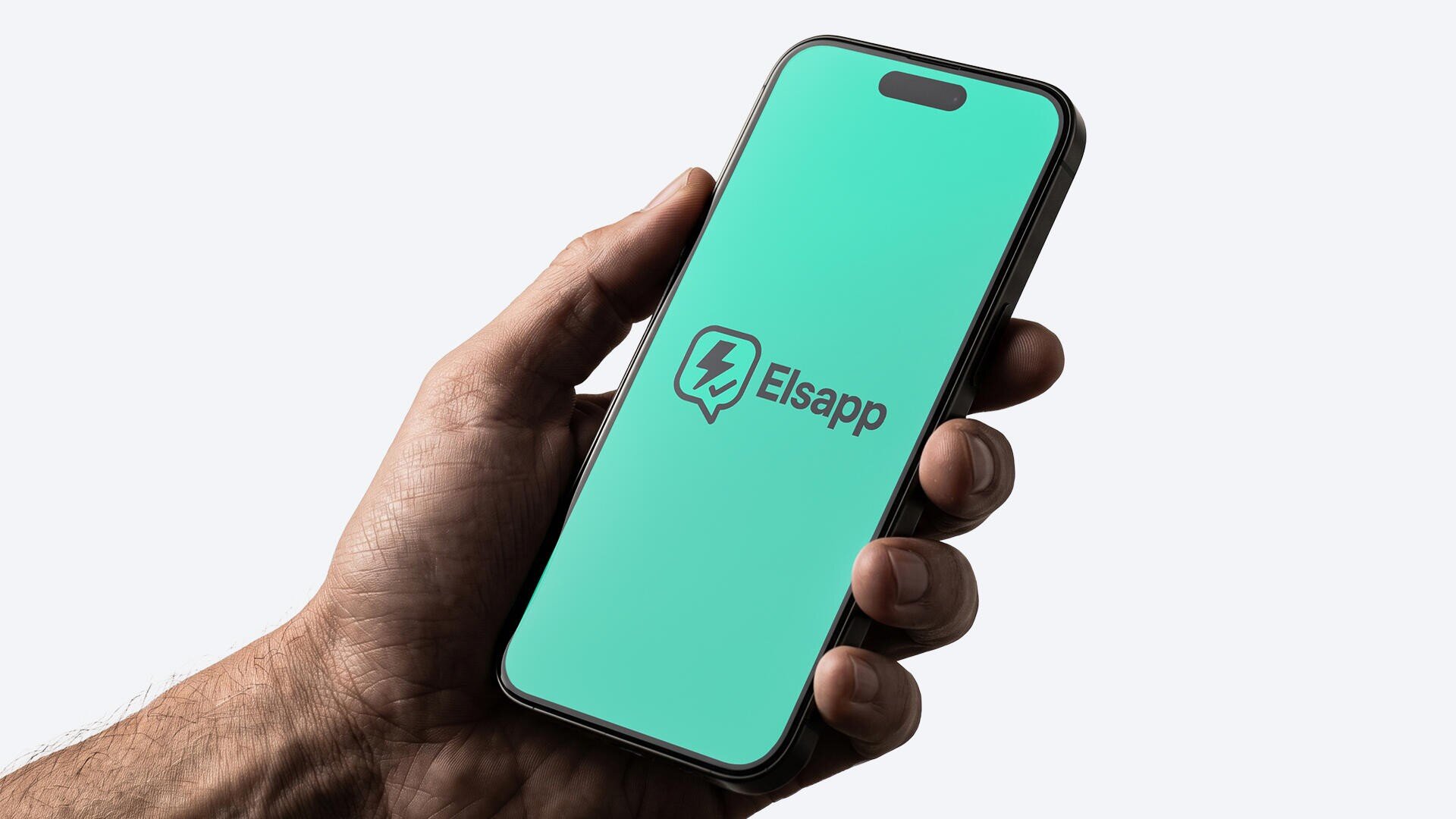 Eine Hand hält ein Smartphone, auf dessen türkisfarbenem Bildschirm eine Sprechblase und ein Blitz-Logo zu sehen sind, sowie der Schriftzug „Elsapp“.