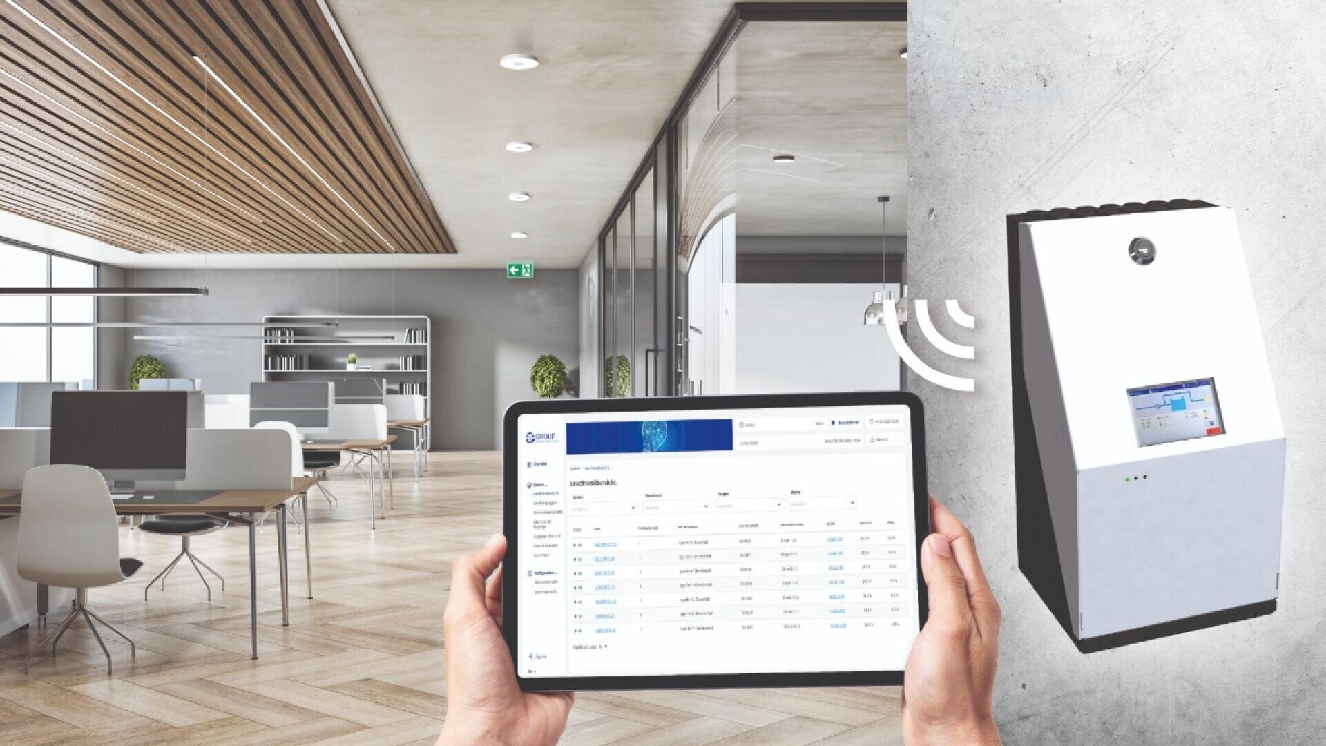 Une personne tient une tablette affichant des données dans un bureau moderne. Sur un mur voisin, un appareil blanc doté d'un écran émet des signaux sans fil, indiquant une connexion entre l'appareil et la tablette.