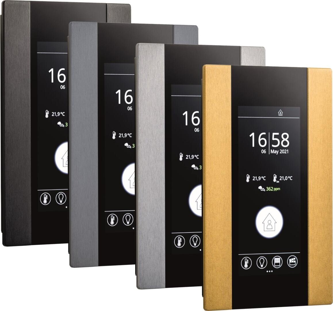 Vier moderne digitale Thermostatpaneele mit Touchscreens sind in einer Reihe angeordnet, jedes mit einem anderen Metallrahmen: schwarz, dunkelgrau, silber und gold. Die Bildschirme zeigen Uhrzeit, Datum, Temperatur und Luftqualitätsdaten an.