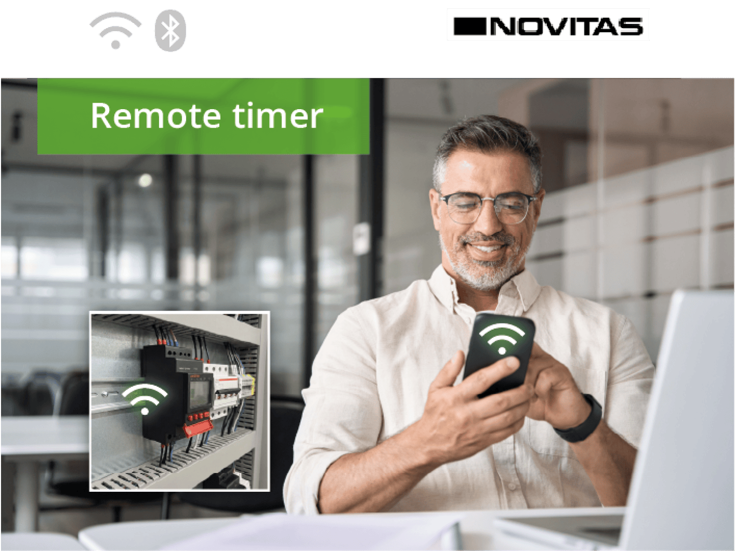Un homme souriant utilise un smartphone dans un bureau ; l'incrustation montre un gros plan d'un programmateur à distance dans une armoire électrique. On peut voir le texte « Programmateur à distance » et le logo Novitas.