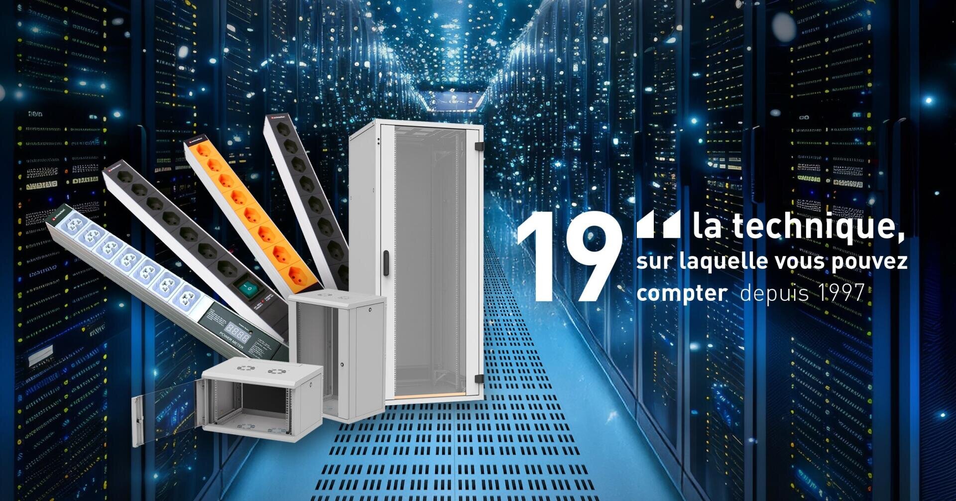 Un centre de données avec des baies de serveurs et des éclairages numériques, avec au premier plan des prises de courant et des armoires électriques. Le texte français indique : "La technique, sur laquelle vous pouvez compter depuis 1997.
