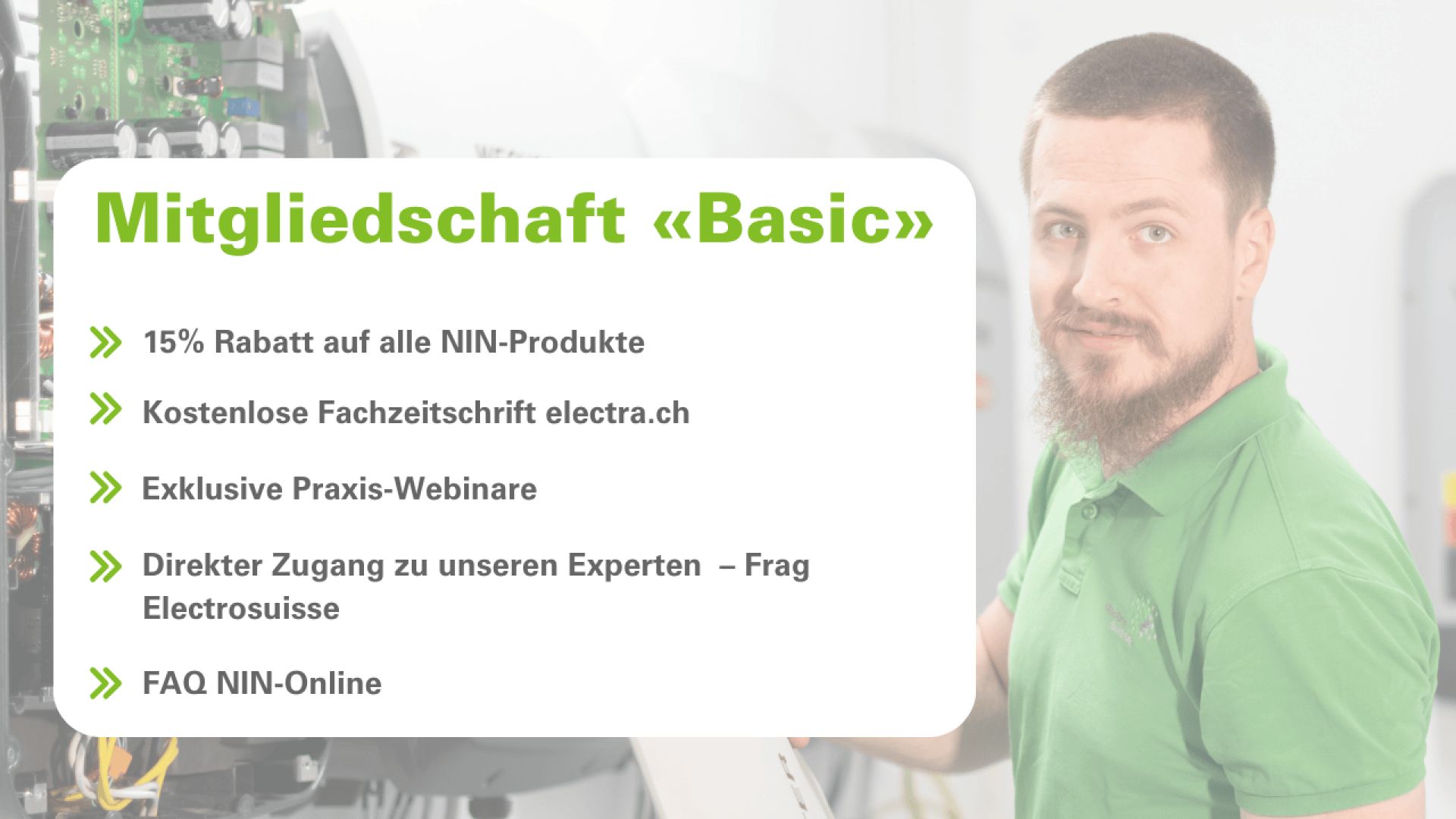 Ein Mann im grünen Poloshirt arbeitet an elektrischen Geräten. Ein eingeblendeter Text listet die Vorteile der Basismitgliedschaft auf, darunter Rabatte, ein kostenloses Magazin, Webinare, Expertenzugang und Online-FAQ-Support.