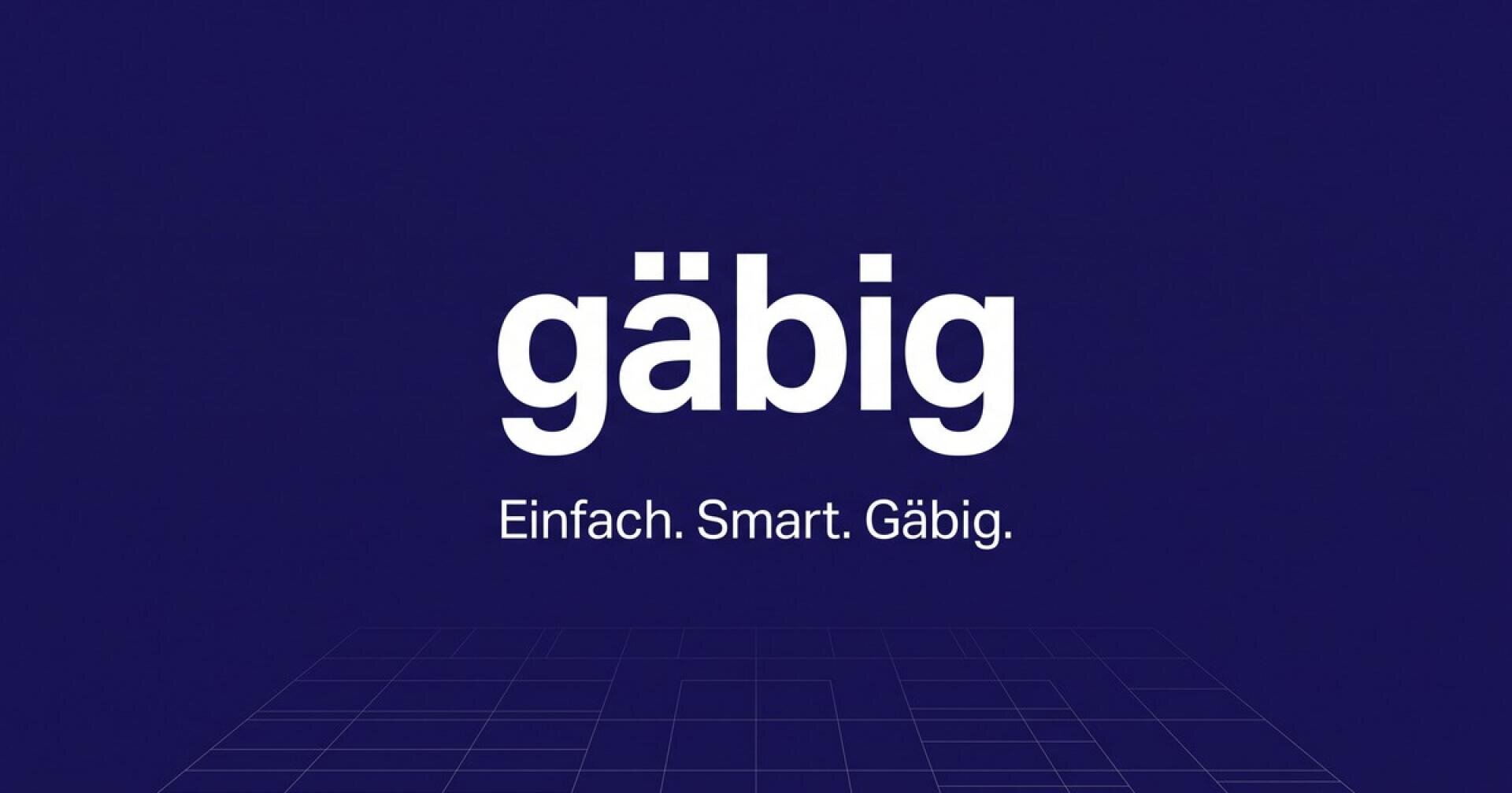 Auf dunkelblauem Hintergrund steht in weißer Schrift „gäbig“ mit dem Untertitel „Einfach. Smart. Gäbig.“ Darunter bilden schwache Gitterlinien eine perspektivische Ansicht.