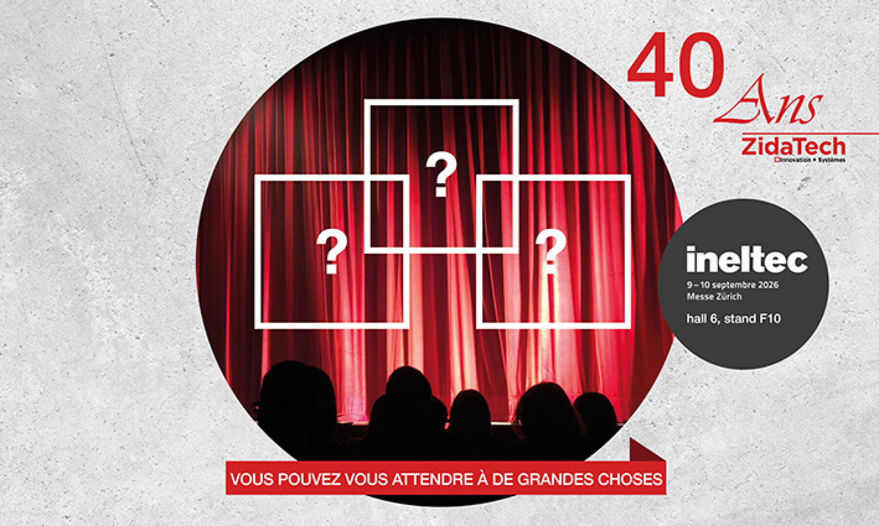 Rideau de théâtre rouge orné de silhouettes de spectateurs, de trois carrés soulignés accompagnés de points d'interrogation, des logos « 40 Ans » et « ZidaTech », ainsi que des informations sur l'événement Ineltec, qui se tiendra à la Messe Zürich les 9 et 10 septembre 2026, hall 6, stand F10.