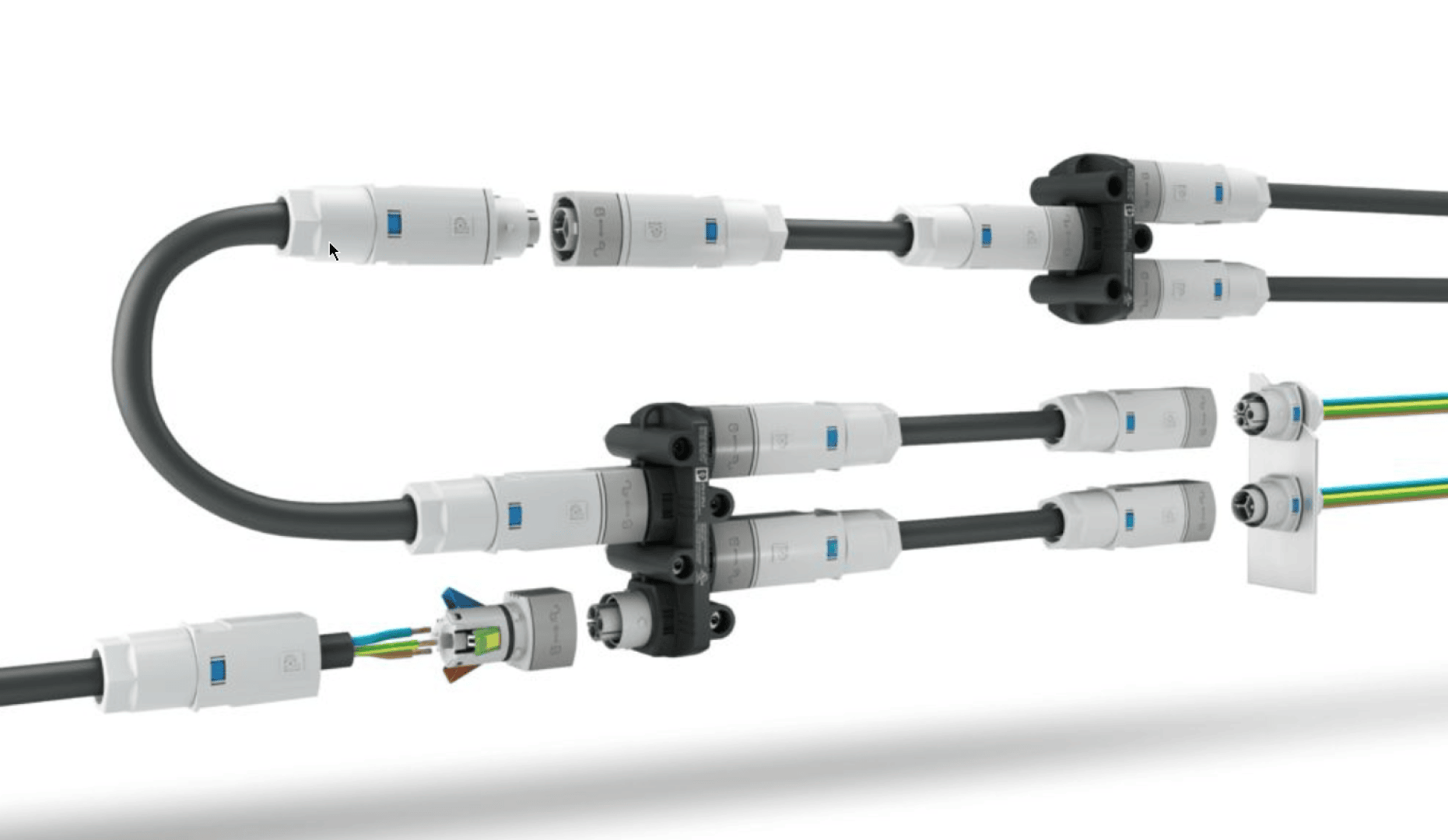 Eine Reihe von modularen elektrischen Steckverbindern und Kabeln, einige zusammengesetzt, andere zerlegt, die die interne Verdrahtung und die Anschlusskonfigurationen auf einem weißen Hintergrund zeigen.