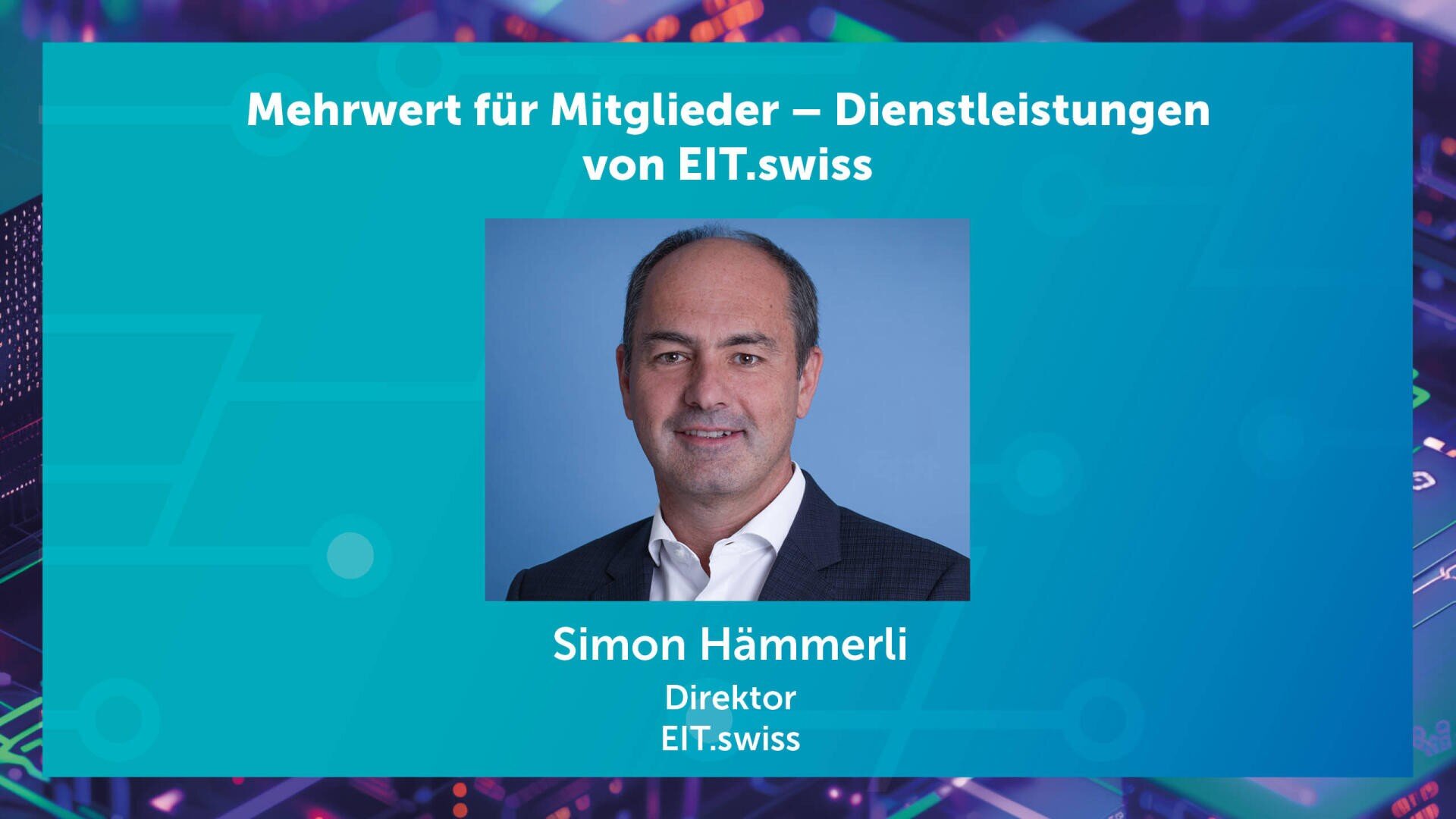 Simon Hämmerli, Direktor von EIT.swiss, ist auf einem professionellen Porträtfoto vor blauem Hintergrund zu sehen. Die Bildunterschrift lautet: Mehrwert für Mitglieder – Dienstleistungen von EIT.swiss.