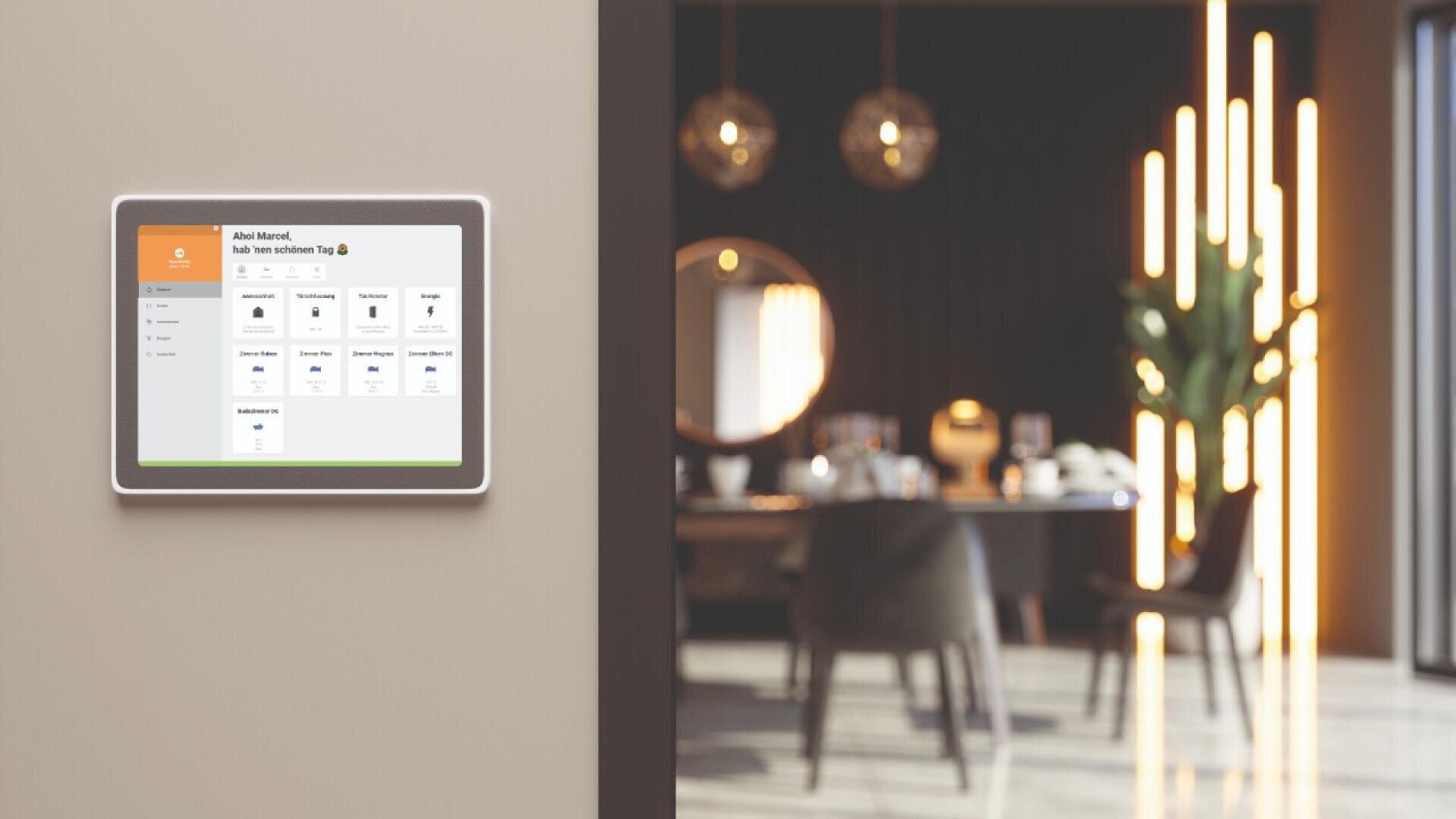 Un panneau de commande à écran tactile intelligent est monté sur un mur beige dans une pièce moderne et élégante avec un éclairage élégant, un miroir rond, une table de salle à manger et une grande plante en arrière-plan.