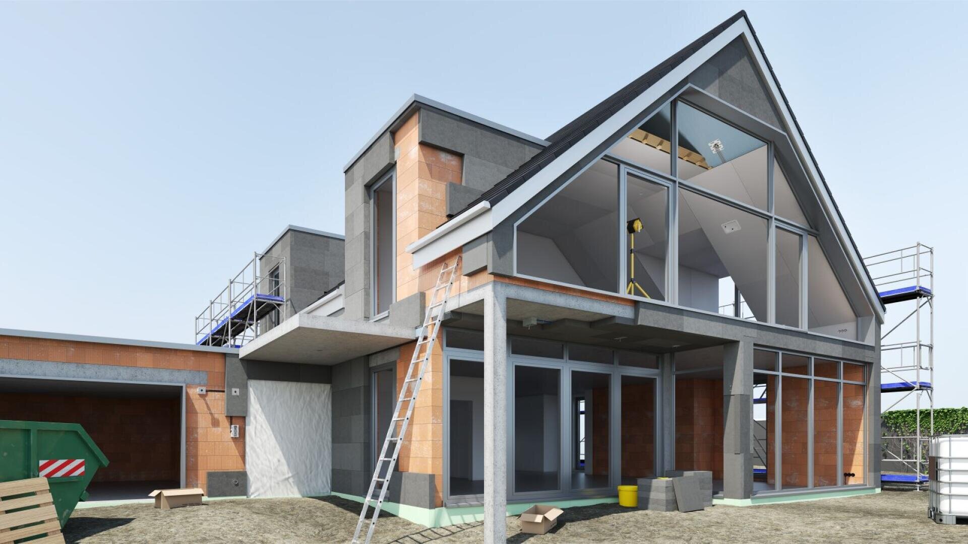 Une maison moderne en construction avec de grandes baies vitrées, des colombages apparents, des échafaudages, une échelle et des matériaux de construction éparpillés à l'air libre.