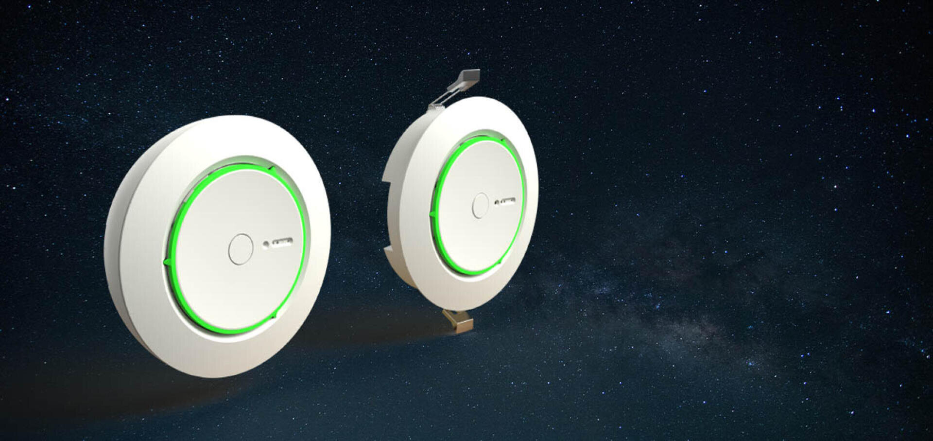 Zwei runde, weiße, kabellose Geräte mit grünen LED-Ringen sind vor dem Hintergrund eines nächtlichen Sternenhimmels positioniert, wobei eines nach vorne gerichtet ist und das andere im Profil mit einer befestigten Halterung gezeigt wird.