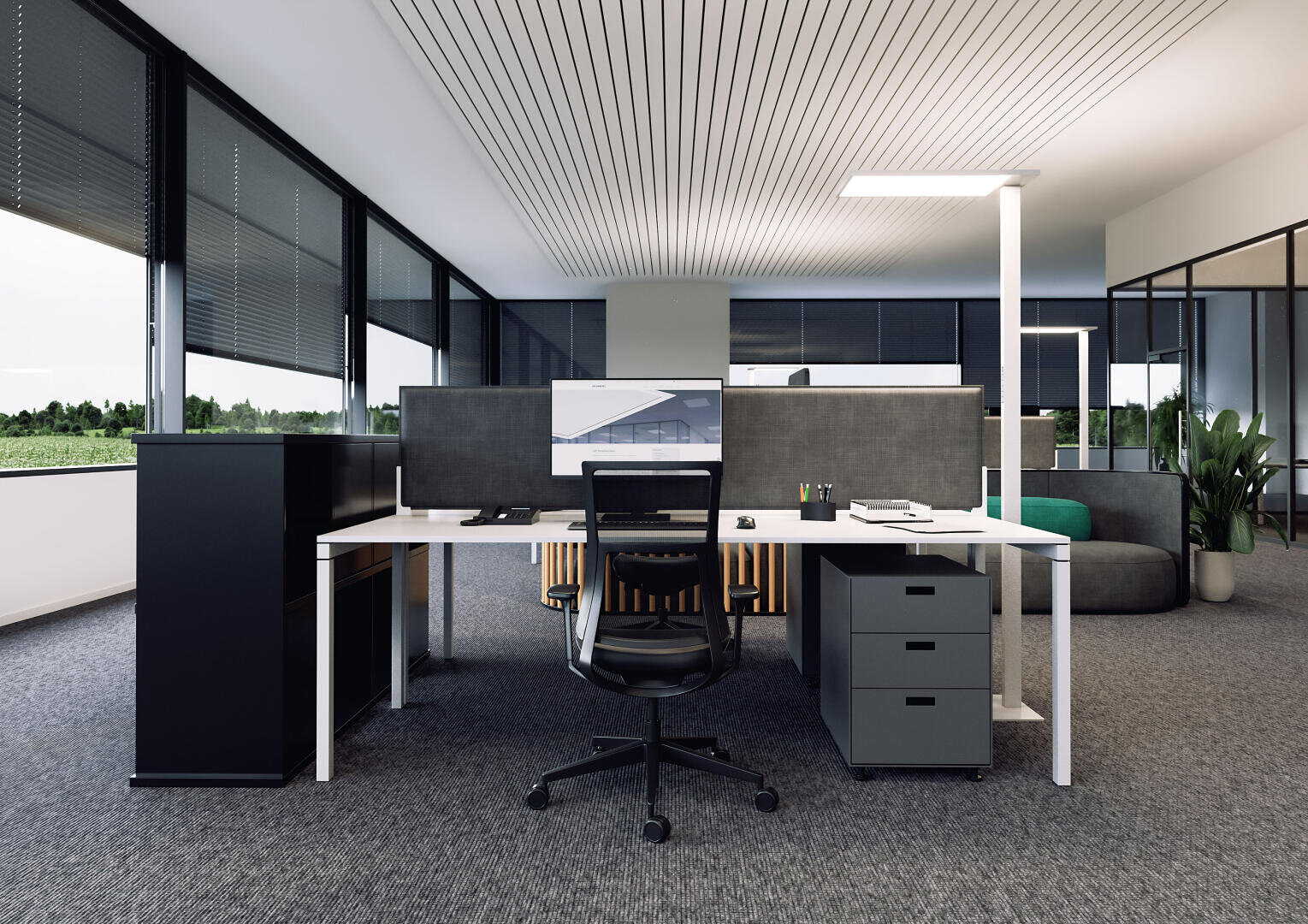 Moderner Büroarbeitsplatz mit einem Schreibtisch, einem Monitor, einem Bürostuhl, Schubladen und Trennwänden. Große Fenster mit Jalousien lassen natürliches Licht herein, und im Hintergrund sind eine Pflanze und ein Sofa zu sehen. Der Bereich ist ordentlich und aufgeräumt.