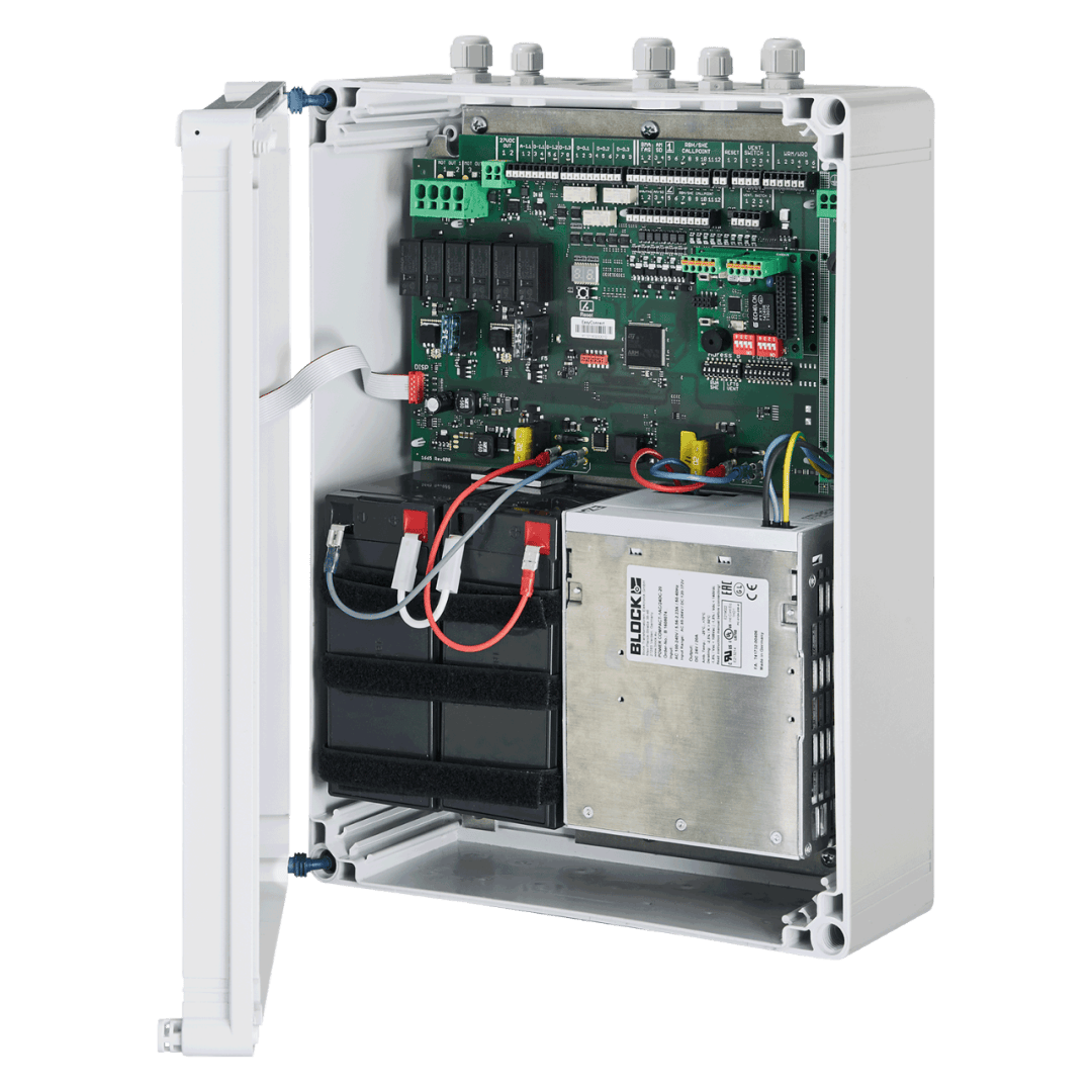 Ein offener weißer Schaltkasten mit einer grünen Leiterplatte, Verkabelung, Anschlüssen, einer Batterie und einem silbernen Netzteil im Inneren. Die Tür ist offen, so dass alle internen Komponenten sichtbar sind.