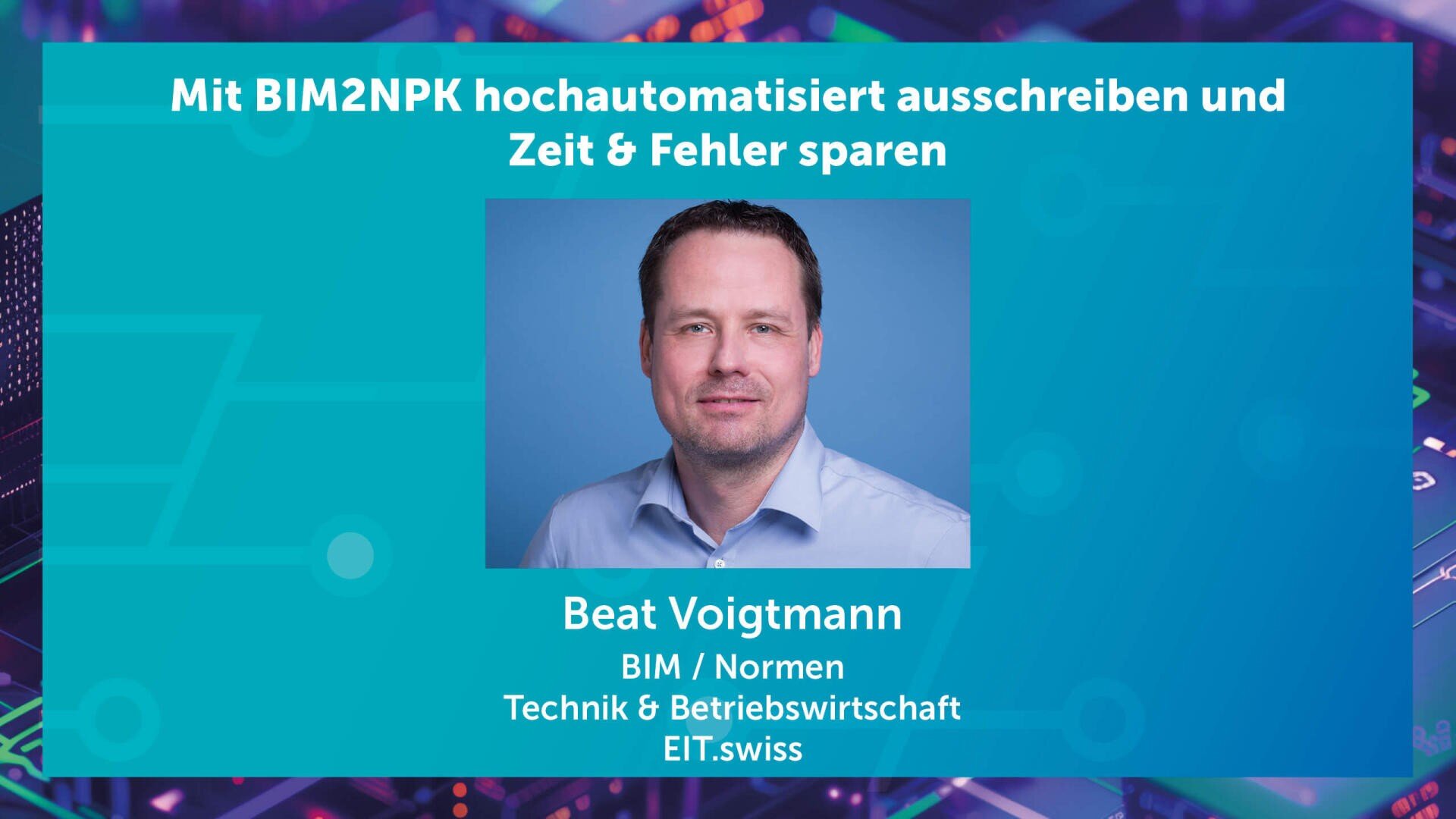 Ein Mann in einem blauen Hemd ist in der Mitte eines blauen Hintergrunds mit Schaltkreisgrafiken abgebildet. Über ihm steht der Text: „Mit BIM2NPK hochautomatisiert ausschreiben und Zeit & Fehler sparen“. Sein Name und seine Berufsbezeichnung sind darunter angegeben.