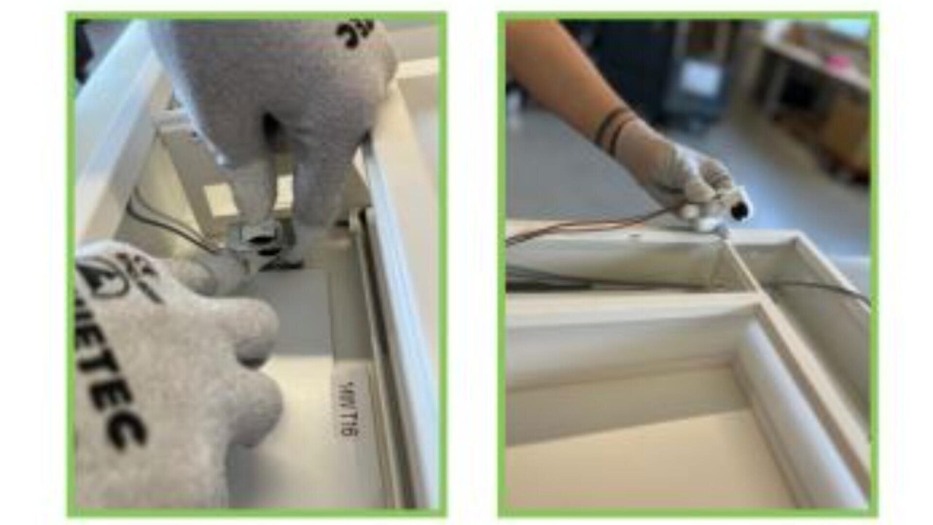 Deux photos en gros plan montrent une personne portant des gants gris en train d'installer ou d'ajuster des câbles électriques à l'intérieur d'un cadre ou d'un panneau blanc. Sur les deux images, les mains travaillent avec des connecteurs ou des câbles.