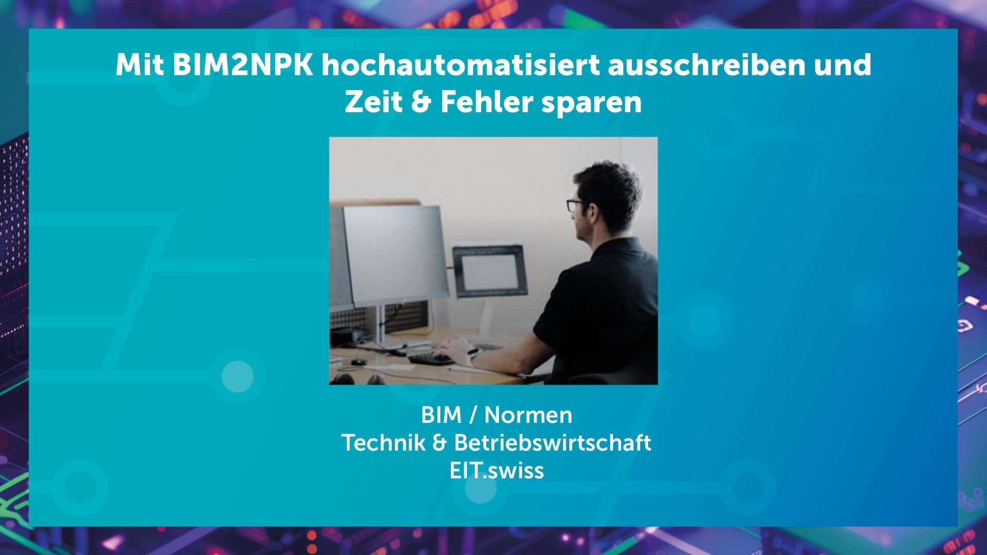 Eine Person sitzt an einem Schreibtisch vor zwei Computermonitoren vor einem blauen grafischen Hintergrund. Dazu ist ein deutscher Text zu sehen, in dem es darum geht, wie sich durch die BIM2NPK-Automatisierung Zeit sparen und Fehler reduzieren lassen. Darunter befindet sich ein Text über BIM, Normen und EIT.swiss.