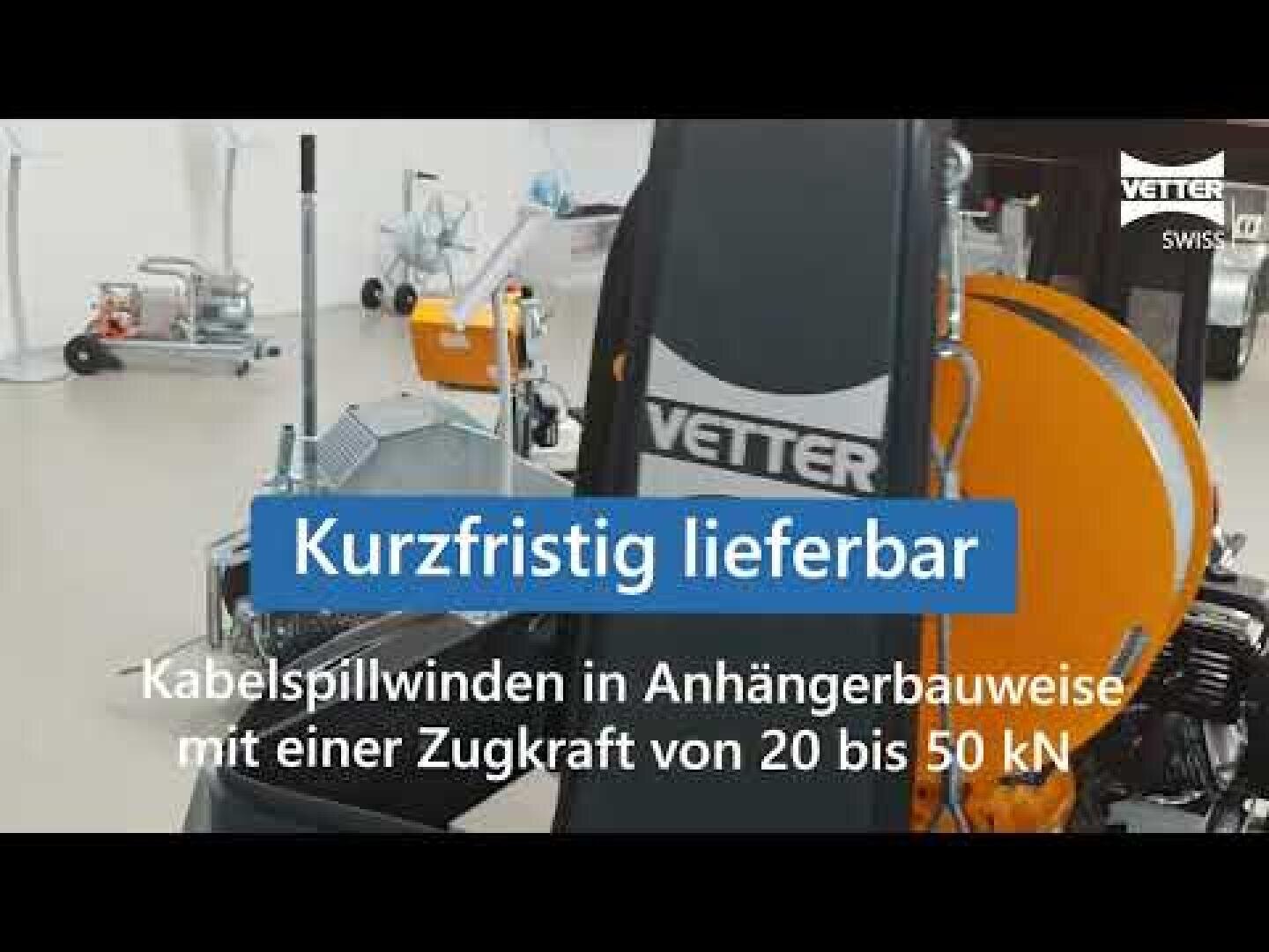 Une machine aux composants orange et gris est exposée à l'intérieur. Le texte en allemand se lit comme suit : "Kurzfristig lieferbar : Kurzfristig lieferbar. Kabelspillwinden in Anhängerbauweise mit einer Zugkraft von 20 bis 50 kN. Le logo Vetter est visible en haut à droite.