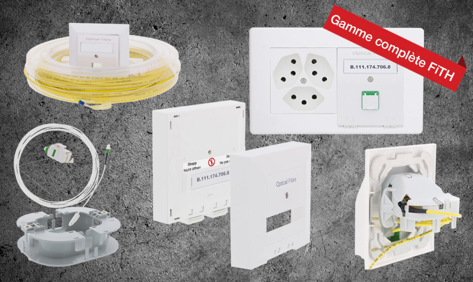 Divers composants de fibres optiques et de prises électriques sont présentés sur un fond de béton gris, avec une étiquette rouge dans le coin supérieur droit indiquant "Gamme complète FITH".