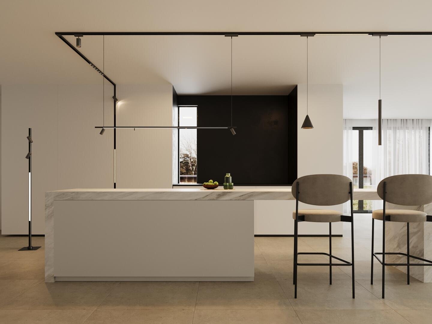 Cuisine minimaliste avec un îlot en marbre, deux tabourets de bar beiges, des suspensions, une corbeille à fruits et des bouteilles en verre. Les tons neutres et les grandes fenêtres créent une ambiance lumineuse et ouverte.