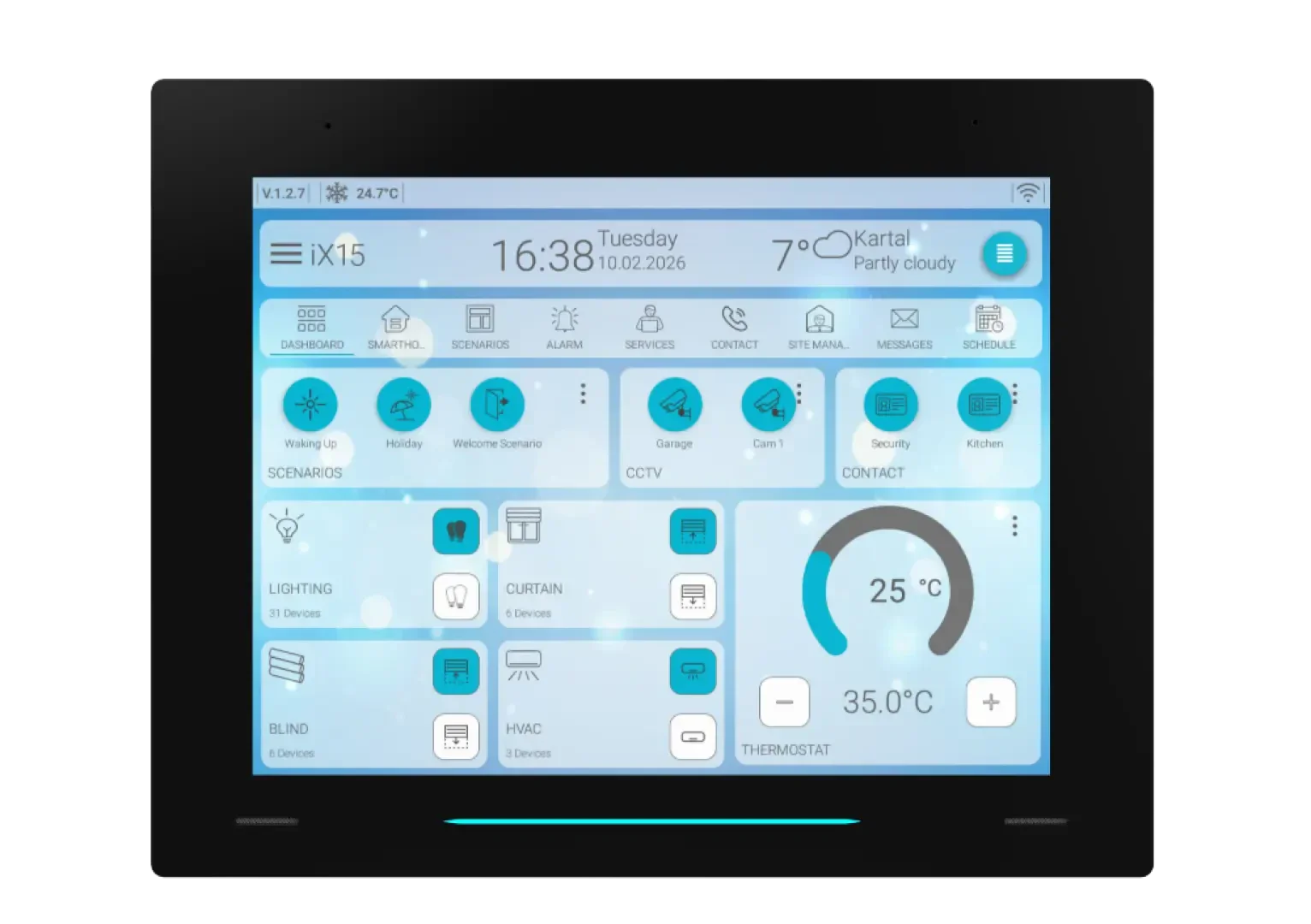 Un tableau de commande domotique affiche la température, la météo, l'heure, la date ainsi que diverses commandes pour l'éclairage, les rideaux, les caméras de sécurité, le garage et d'autres fonctions de la maison sur une interface tactile.