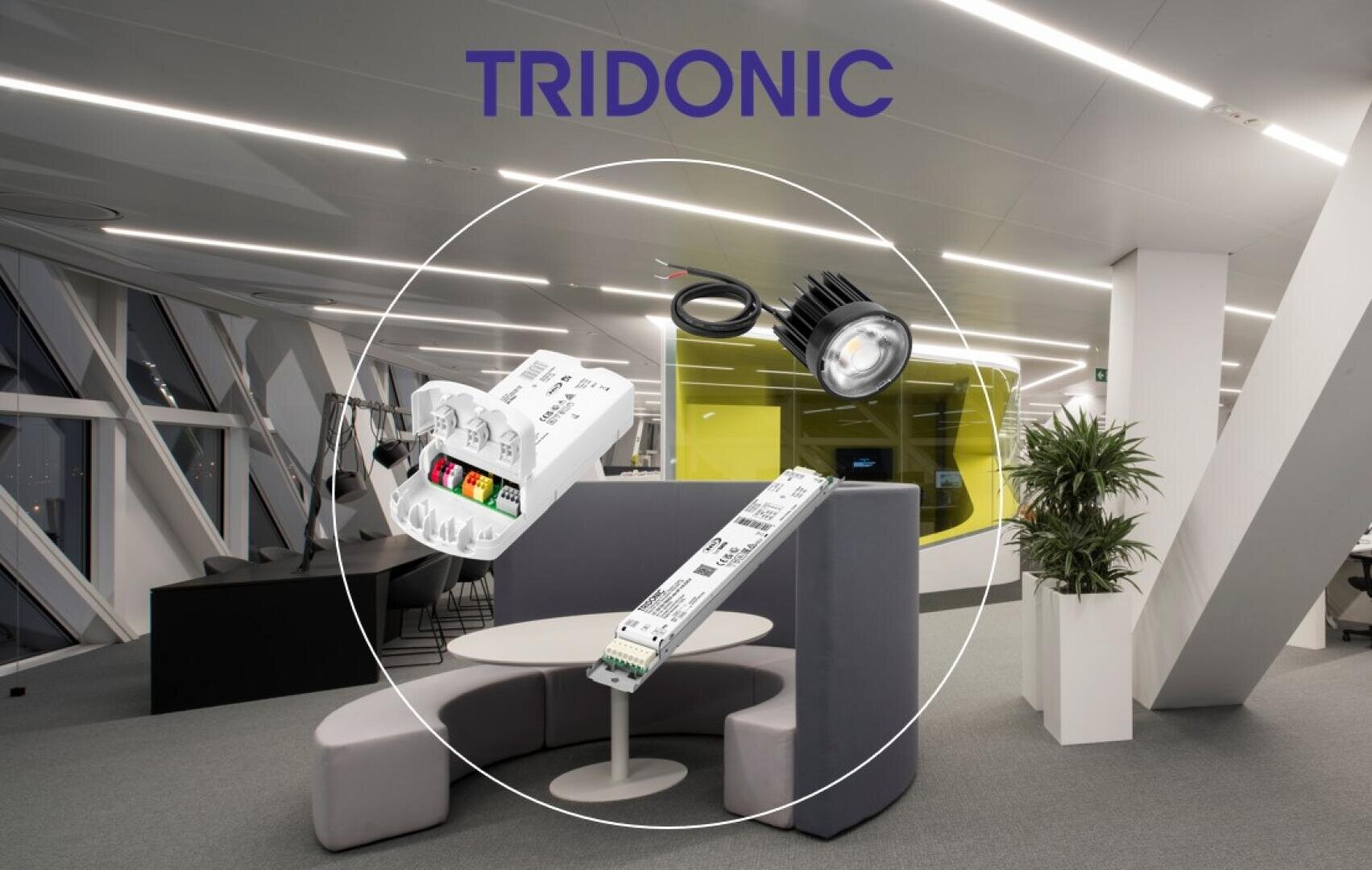 Bureau moderne doté d'un mobilier et d'un éclairage élégants. La photo montre des composants tels qu'un driver LED, une unité de commande et un projecteur, tous mis en valeur par un cadre circulaire. Le mot « TRIDONIC » apparaît en haut de l'image.
