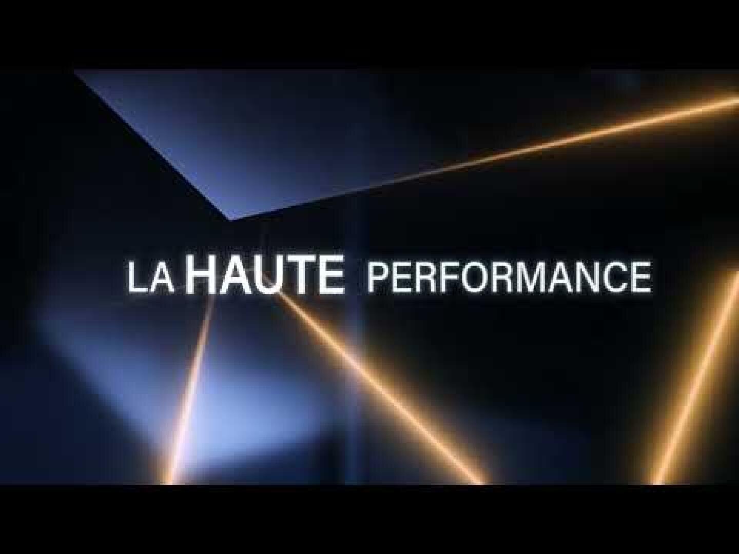 Texte graphique sur fond sombre avec des stries diagonales dorées. Le texte blanc centré se lit comme suit : LA HAUTE PERFORMANCE.