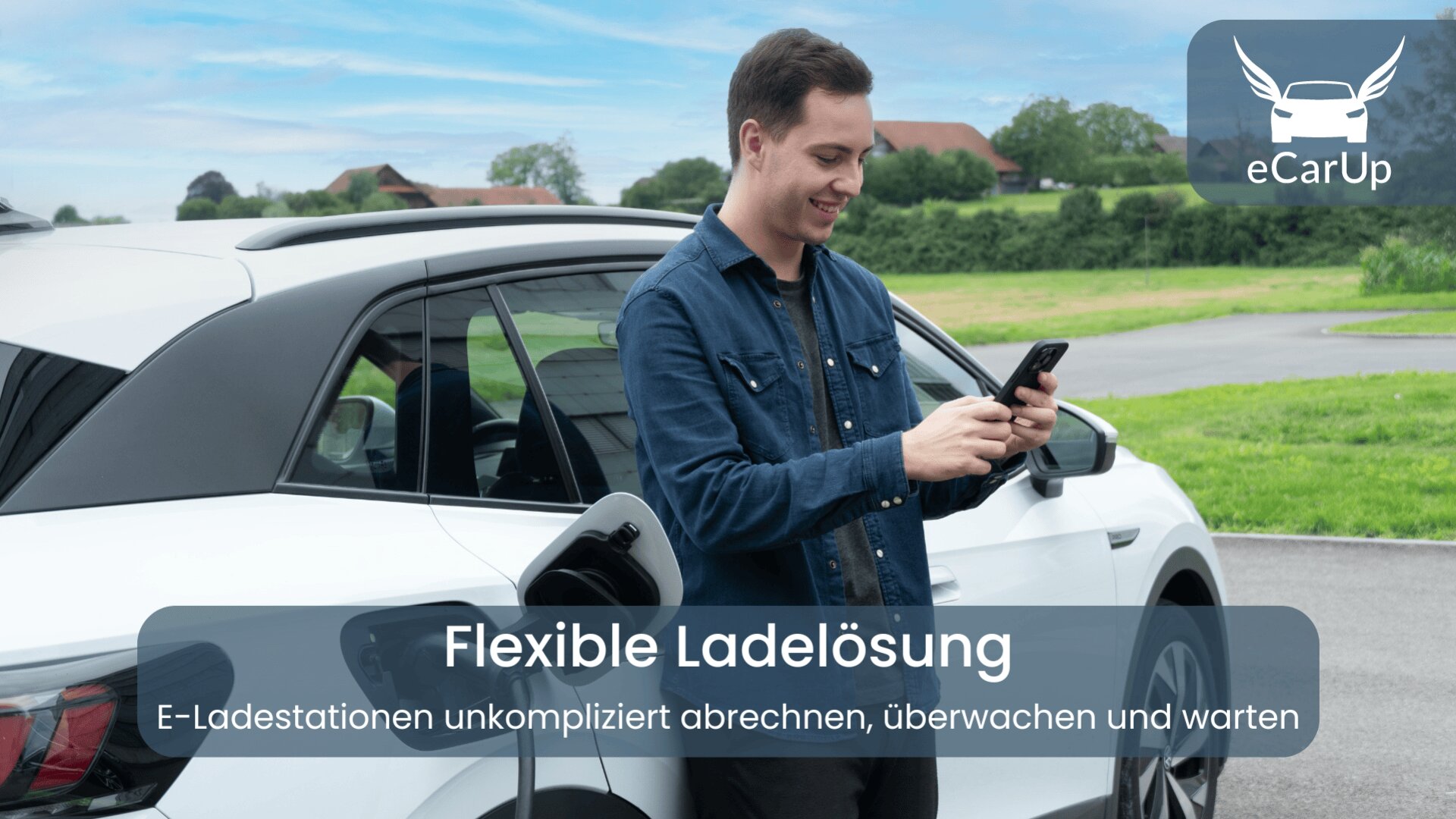 Ein Mann steht draußen neben einem weißen Elektroauto und lächelt, während er sein Smartphone an einer Ladestation benutzt. Der Text auf dem Bild lautet: Flexible Ladelösung - E-Ladestationen unkompliziert abrechnen, überwachen und warten.