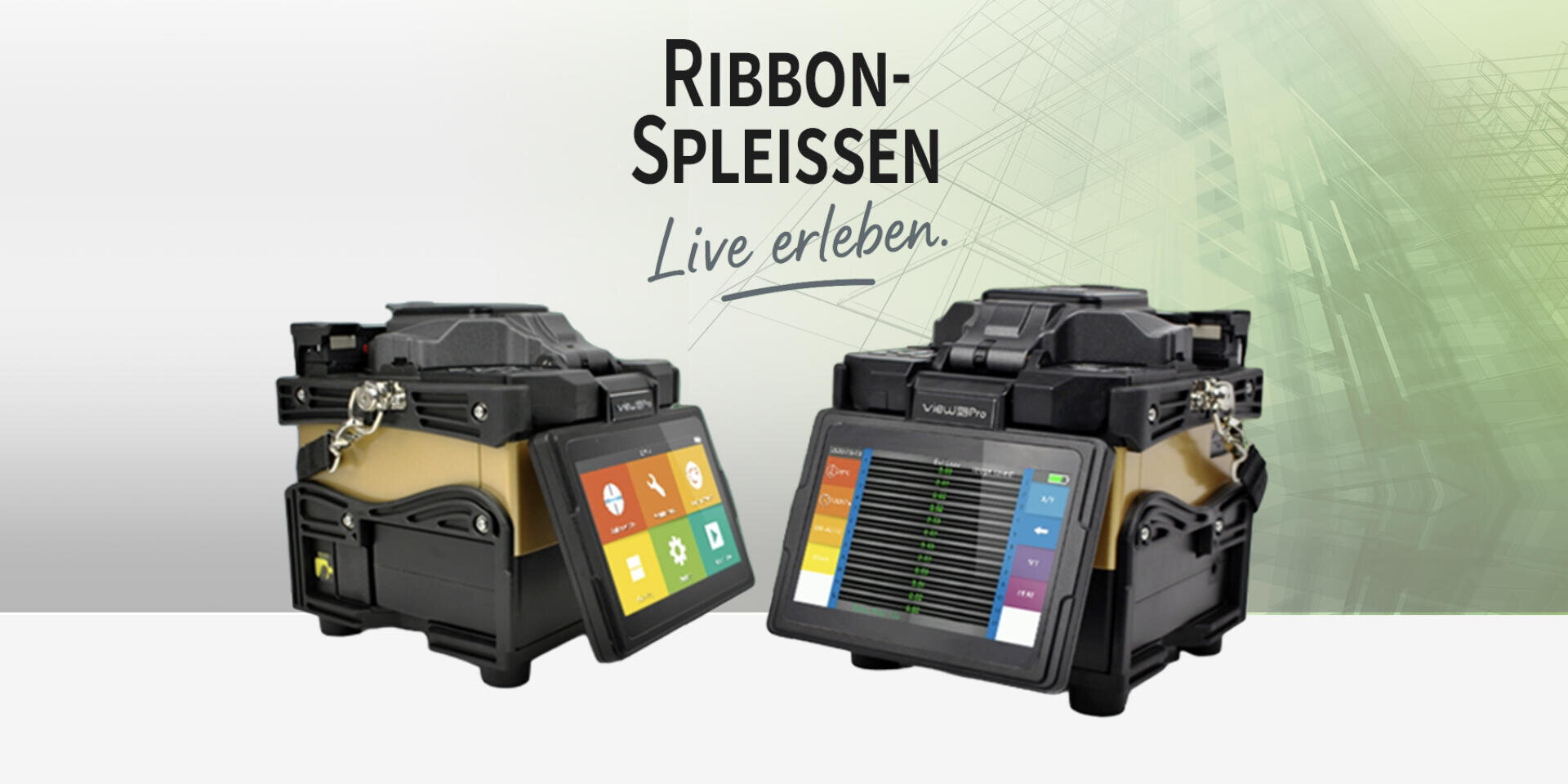 Zu sehen sind zwei schwarze Fusionsspleißgeräte mit bunten Touchscreens. Darüber steht der Text „Ribbon-Spleißen live erleben“. Der Hintergrund besteht aus einem grün-weißen Farbverlauf mit abstrakten Linienmustern.
