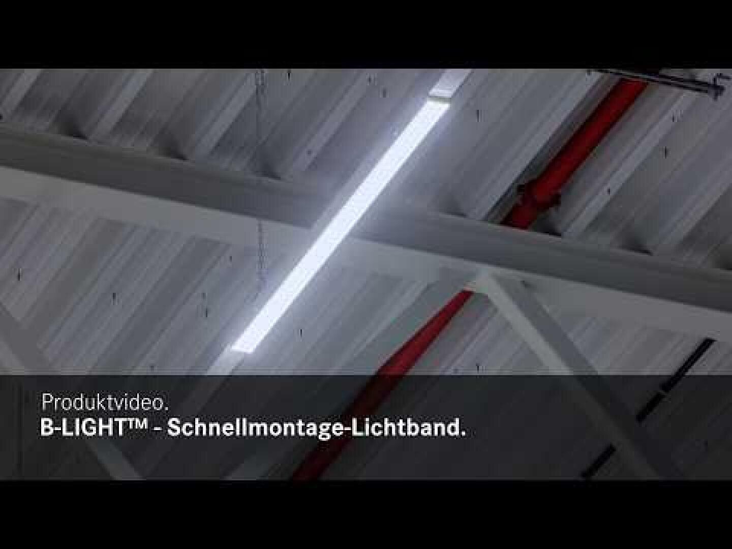 Un luminaire linéaire à LED est monté sur un plafond industriel blanc avec des poutres apparentes et un tube rouge. Le texte allemand sur l'image est le suivant : Produktvideo. B-LIGHT™ - Bandeau lumineux à montage rapide.