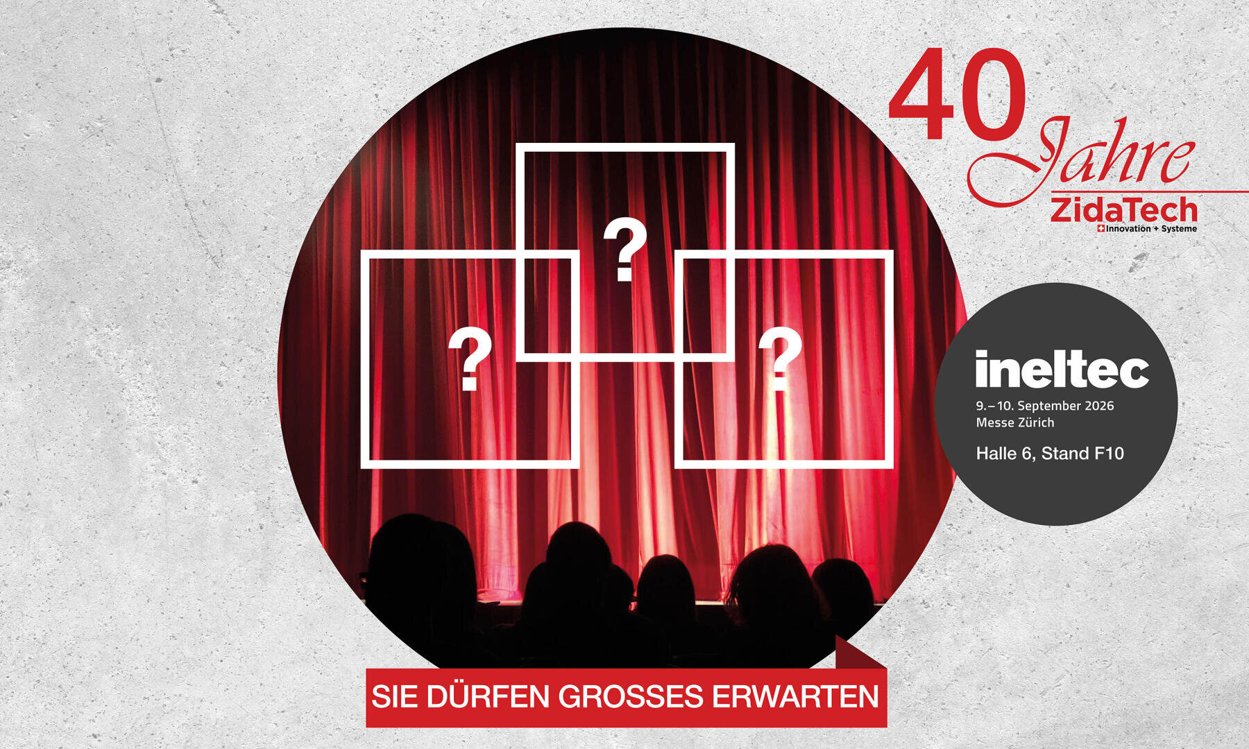 Eine Bühne mit roten Vorhängen, vier umrandeten Kästchen mit Fragezeichen und Veranstaltungsdetails zum 40-jährigen Jubiläum von ZidaTechs auf der Ineltec 2025. Der deutsche Text lautet: „SIE DÜRFEN GROSSES ERWARTEN...“.