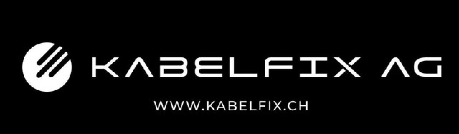 Weißes Logo und Text der KabelFix AG auf schwarzem Hintergrund, mit einem kreisförmigen Symbol mit drei diagonalen Linien auf der linken Seite und der Website www.kabelfix.ch in der Mitte unter dem Firmennamen.