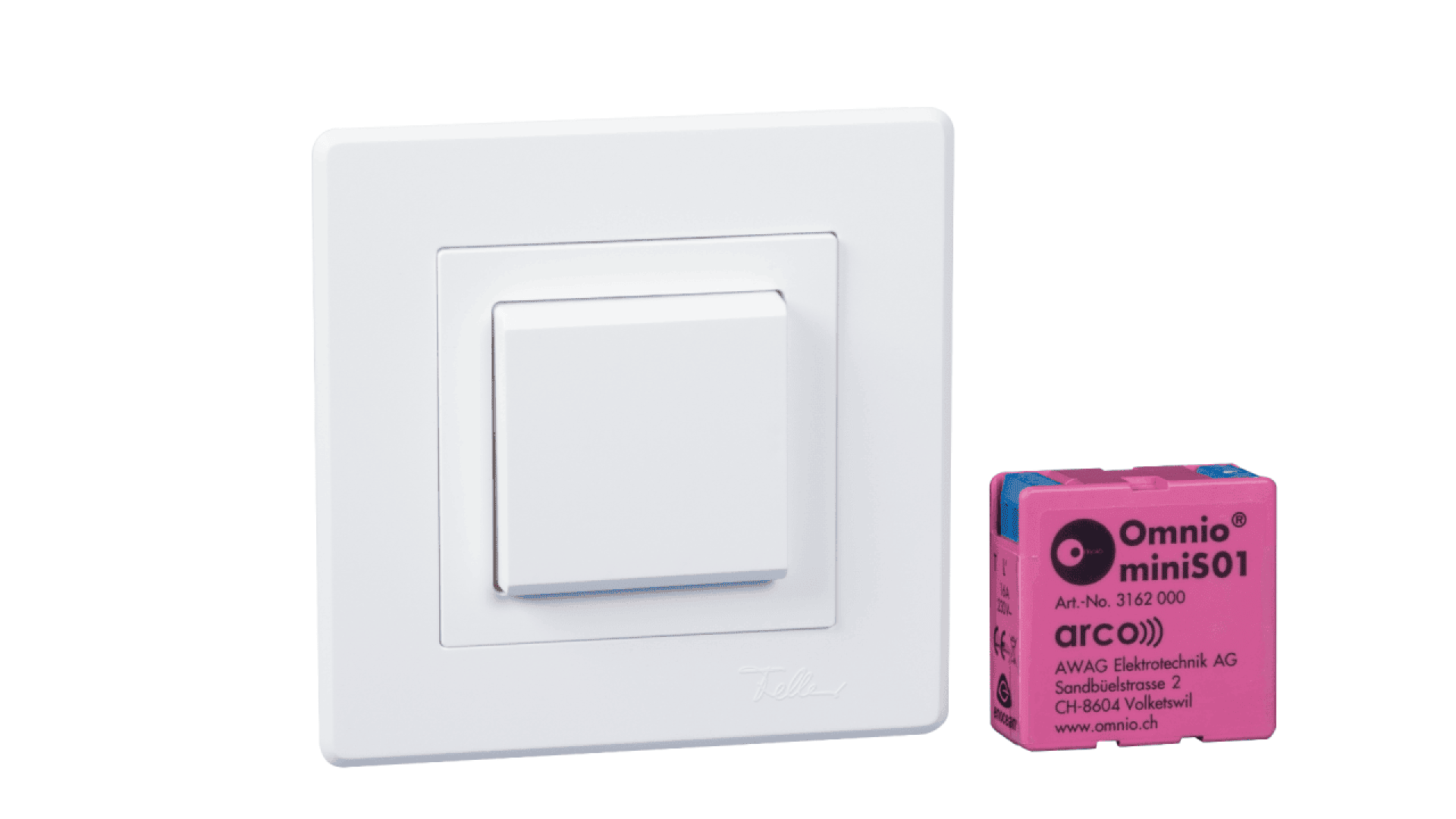 Un interrupteur mural carré blanc est présenté à côté d'un petit appareil électronique rectangulaire rose et turquoise étiqueté Omnio miniS01.